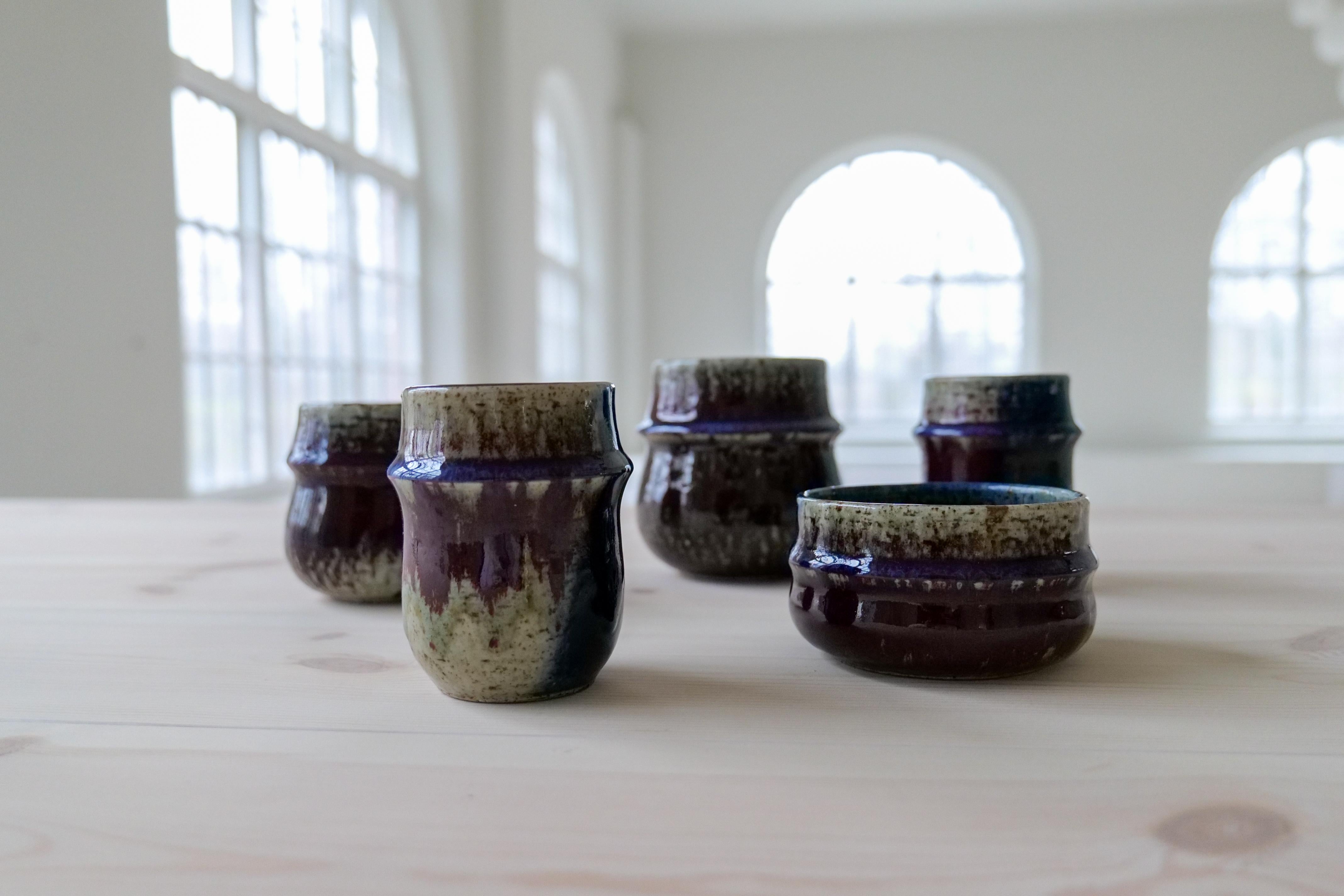 Moderner Satz von 5 Steingutteilen Rörstrand Sylvia Leuchovius, 1970er Jahre (Handgefertigt) im Angebot