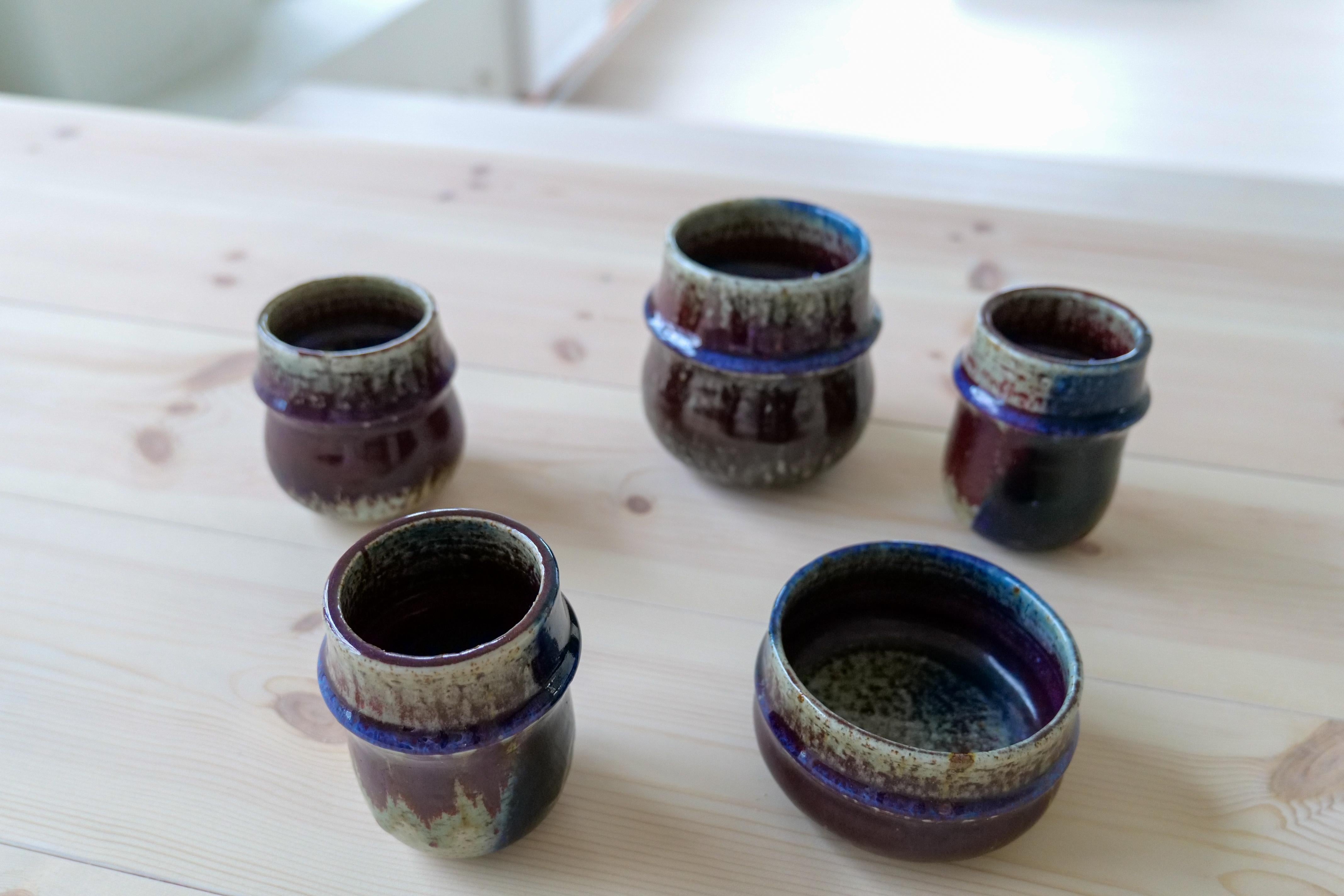 Moderner Satz von 5 Steingutteilen Rörstrand Sylvia Leuchovius, 1970er Jahre im Zustand „Gut“ im Angebot in Hillringsberg, SE