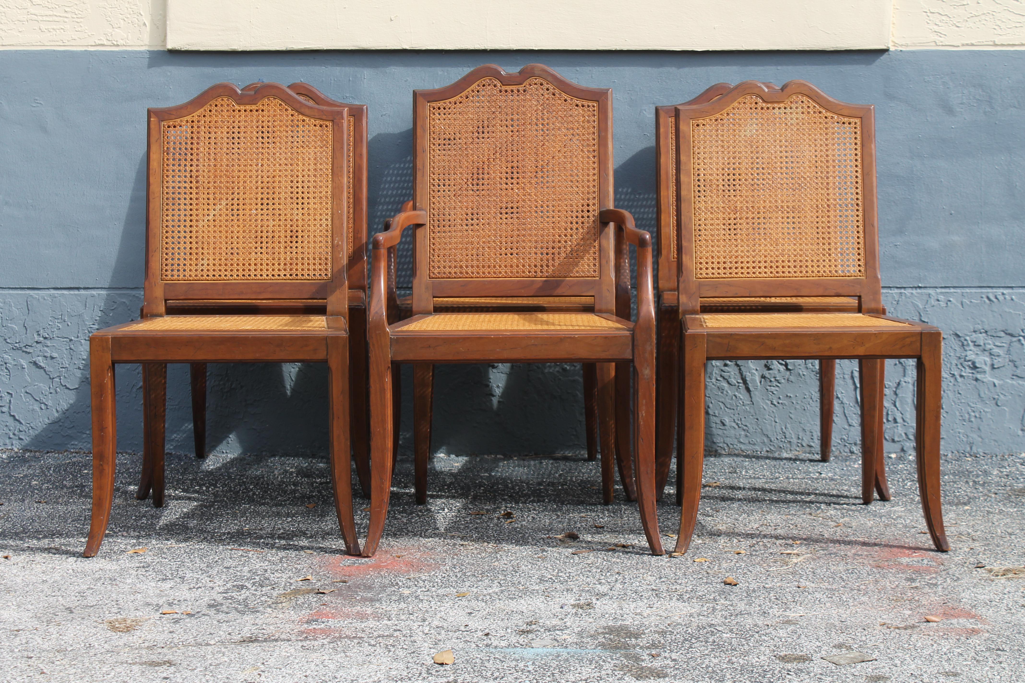 1970 Ensemble de 6 chaises de salle à manger en bois sculpté et cannage. Ces chaises sont magnifiques et le cannage est intact. Bois de noyer.