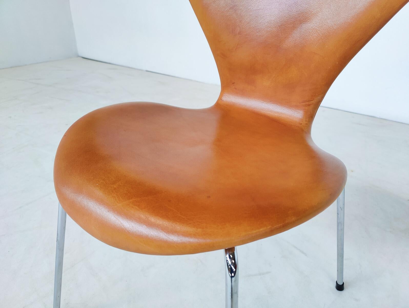 Mid-Century Modern Set of 6 Cognac Leather Chairs by Arne Jacobsen In Good Condition In Brussels, BE