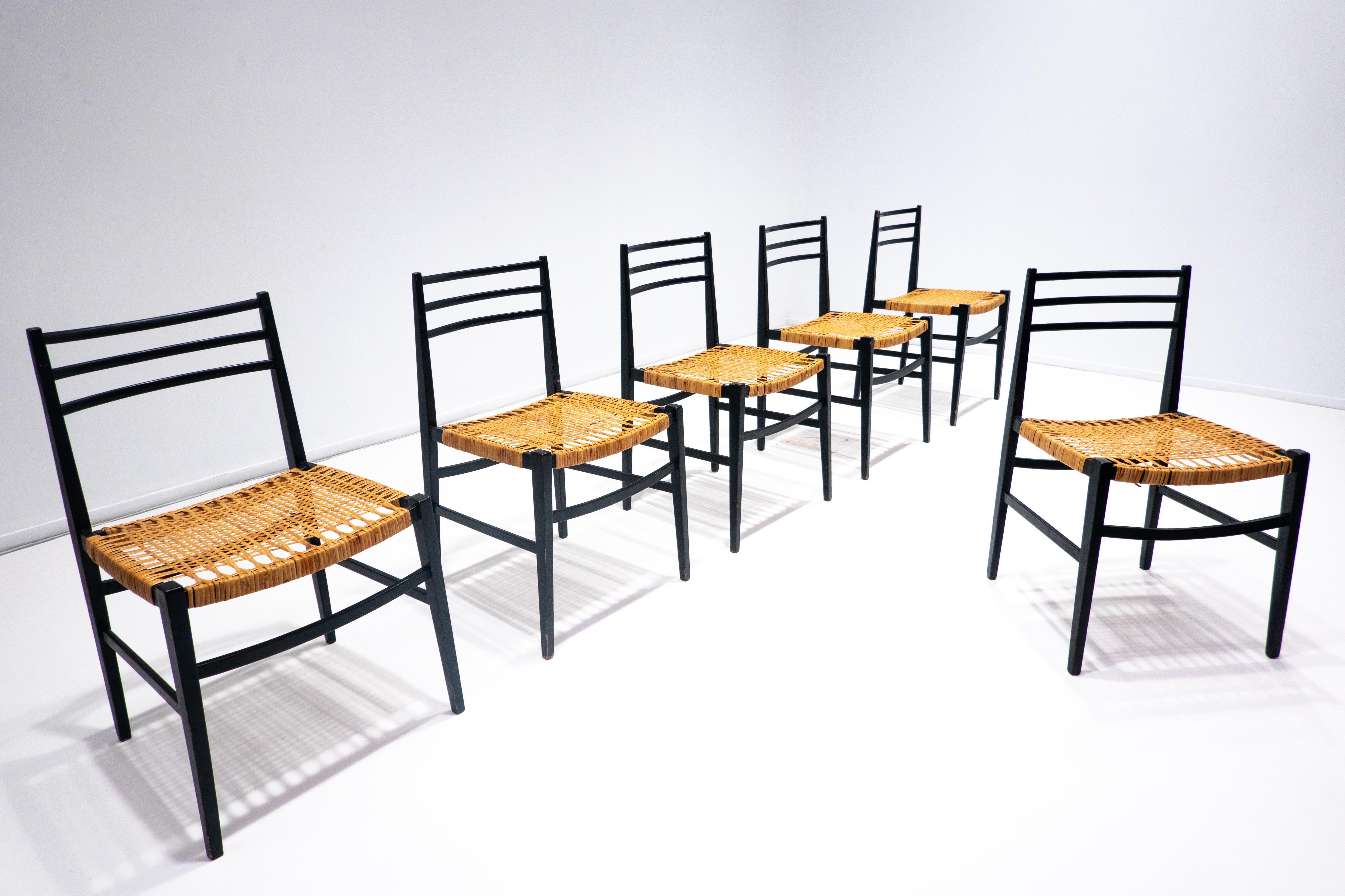 Ensemble de 6 chaises de salle à manger de style moderne du milieu du siècle, bois et corde de raphia, Italie, années 1960.