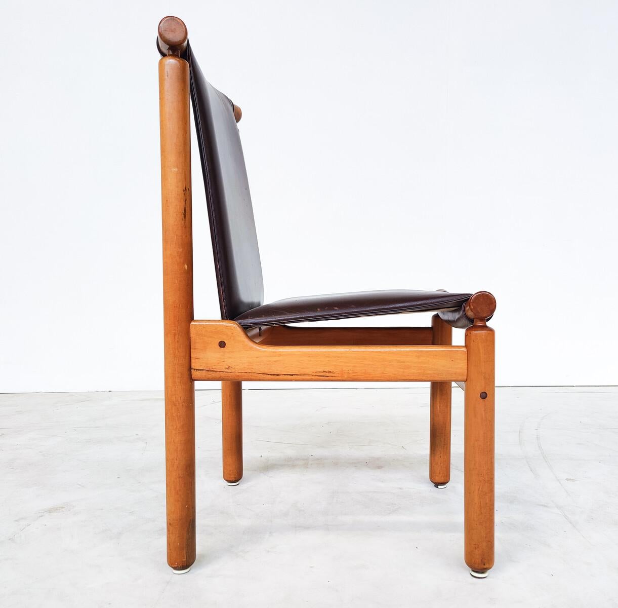 Ensemble de 6 chaises de salle à manger en cuir de style mi-siècle moderne par Ilmari Tapiovaara en vente 1