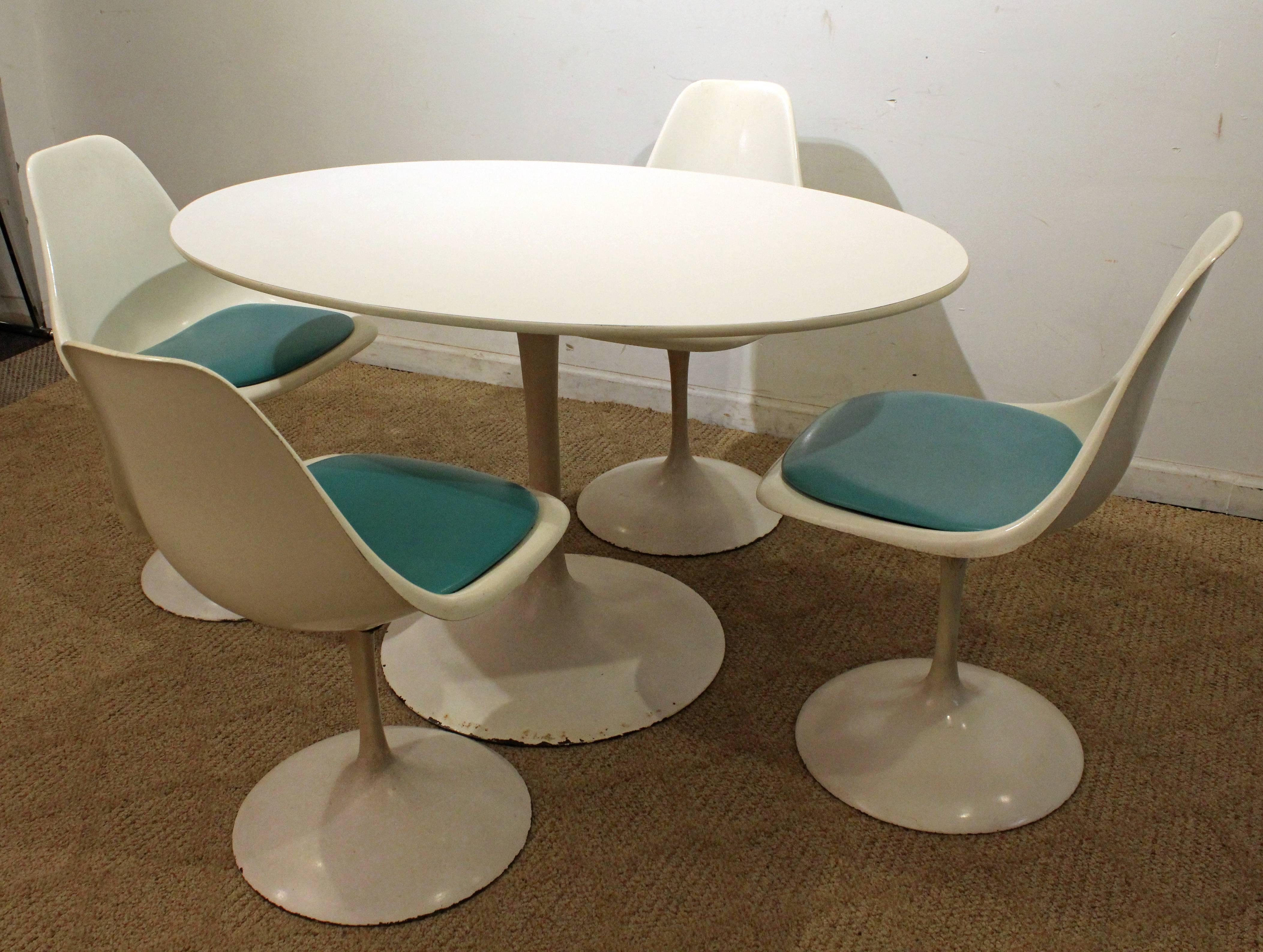 American Mid-Century Modern Set of Five Saarinen-Style Tulip Dining Chairs and Table