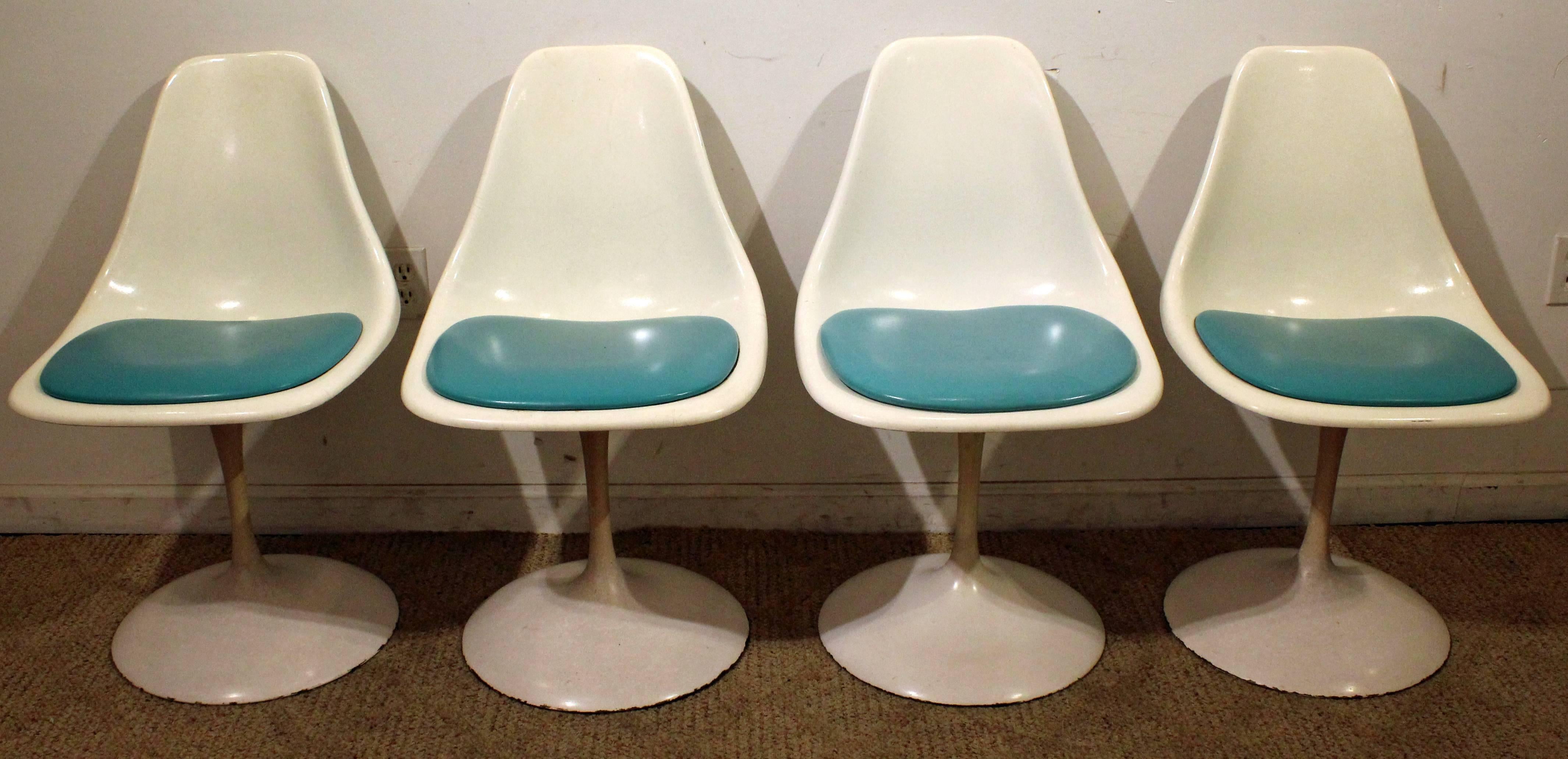 Mid-Century Modern Set of Five Saarinen-Style Tulip Dining Chairs and Table In Good Condition In Wilmington, DE