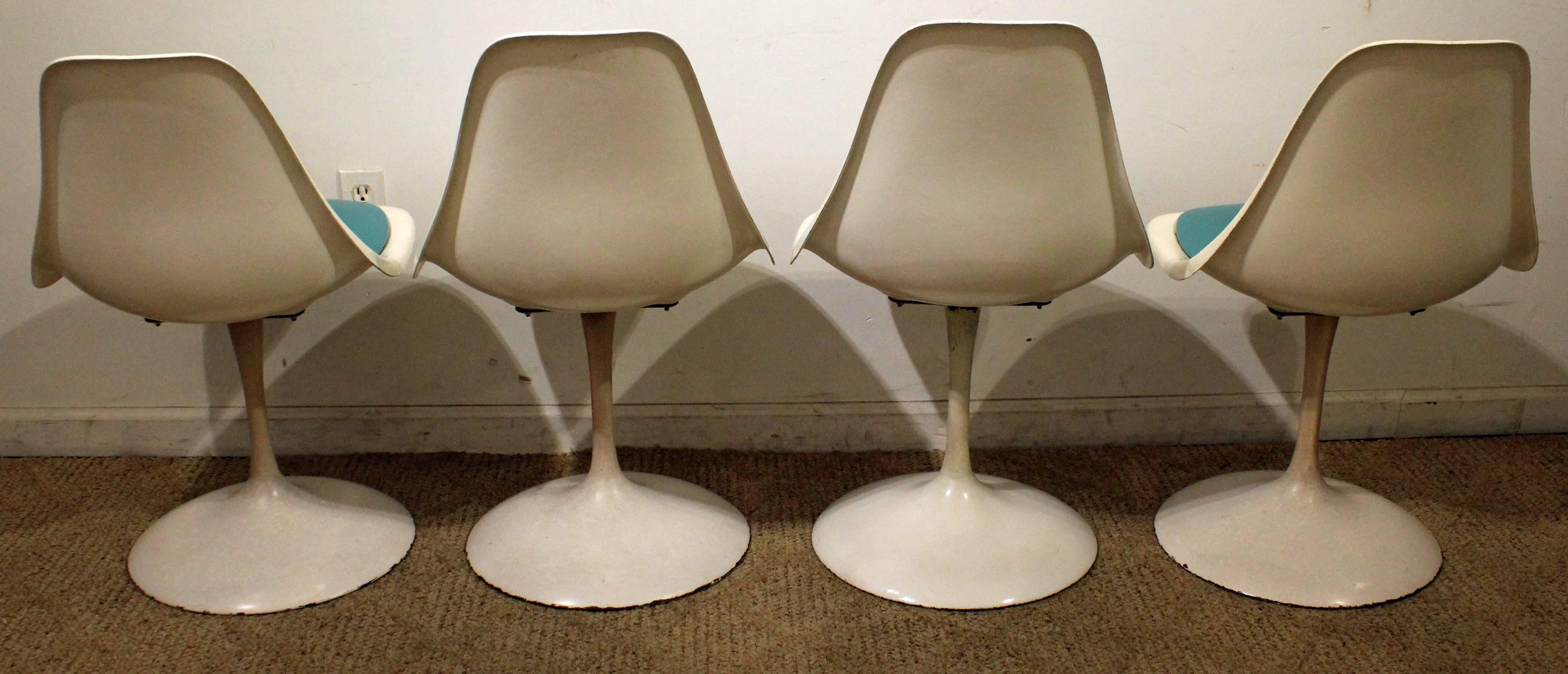 Mid-20th Century Mid-Century Modern Set of Five Saarinen-Style Tulip Dining Chairs and Table