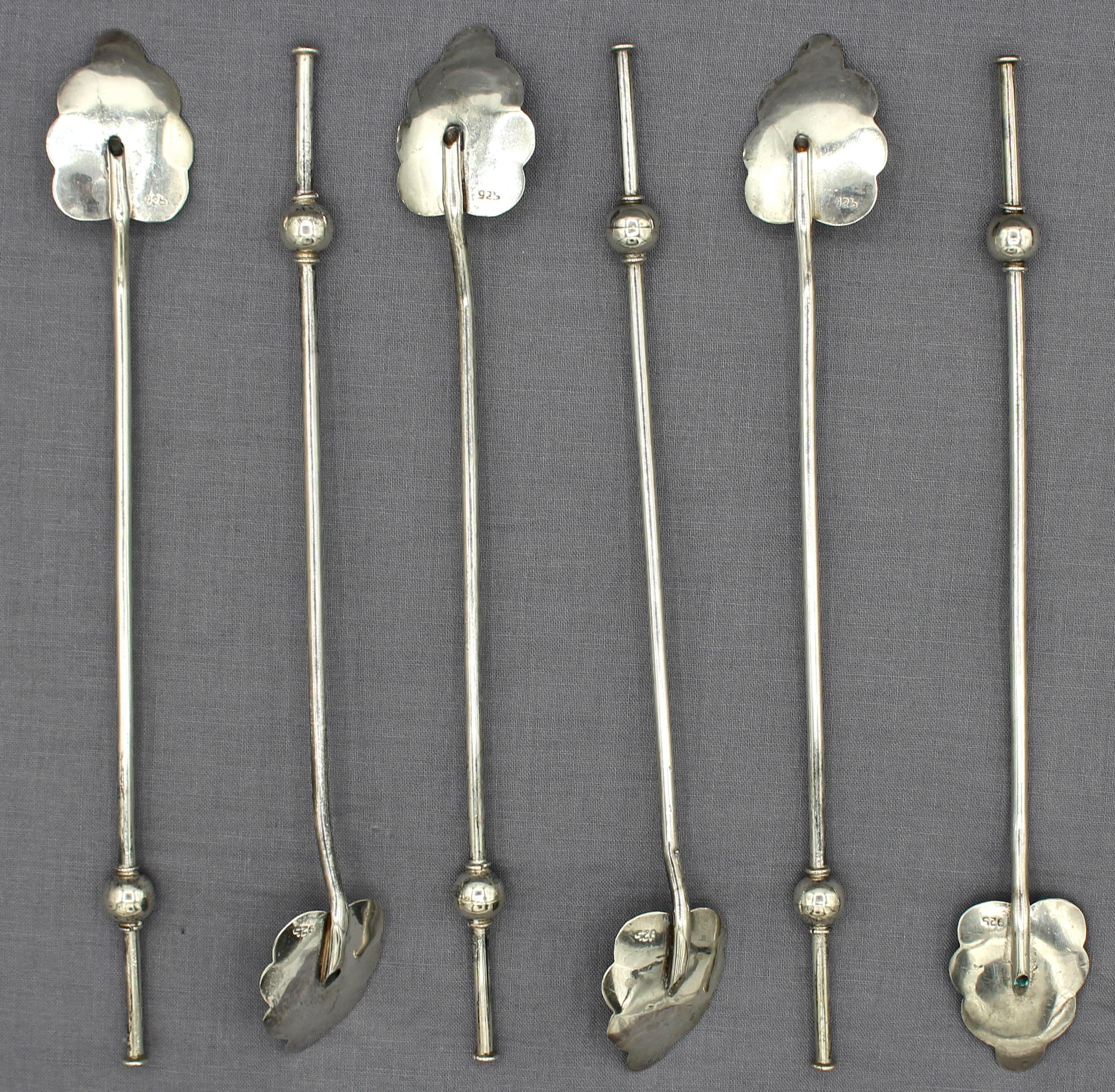 Set di 6 cucchiai da sorseggio in argento sterling della metà del secolo scorso, probabilmente in Messico. Ben dettagliato, con bordo a sfera e ciotole con foglie incise a mano. Marcato 