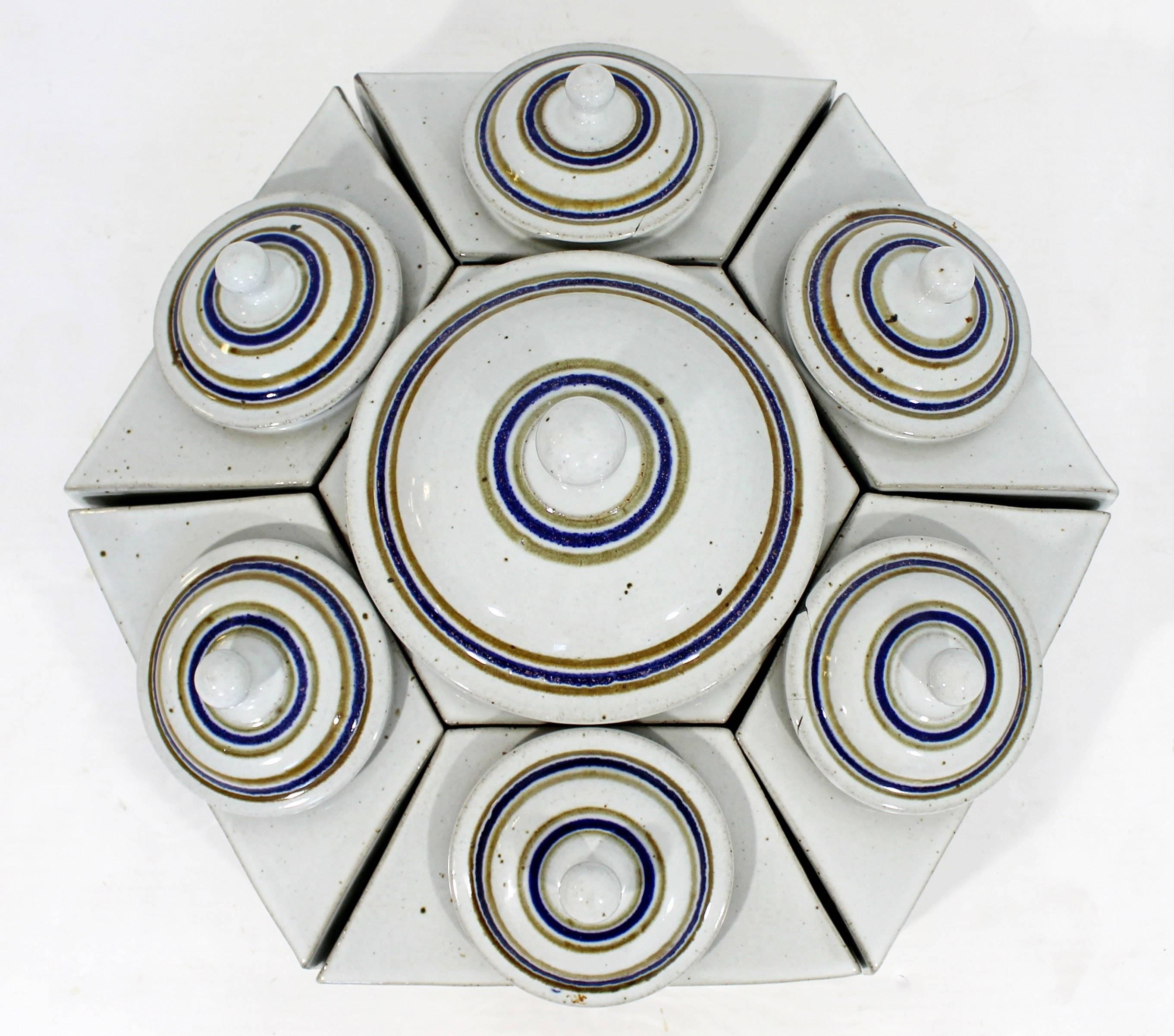 Modernes Set von sieben Keramikkanistern aus der Mitte des Jahrhunderts, signiert (Moderne der Mitte des Jahrhunderts)