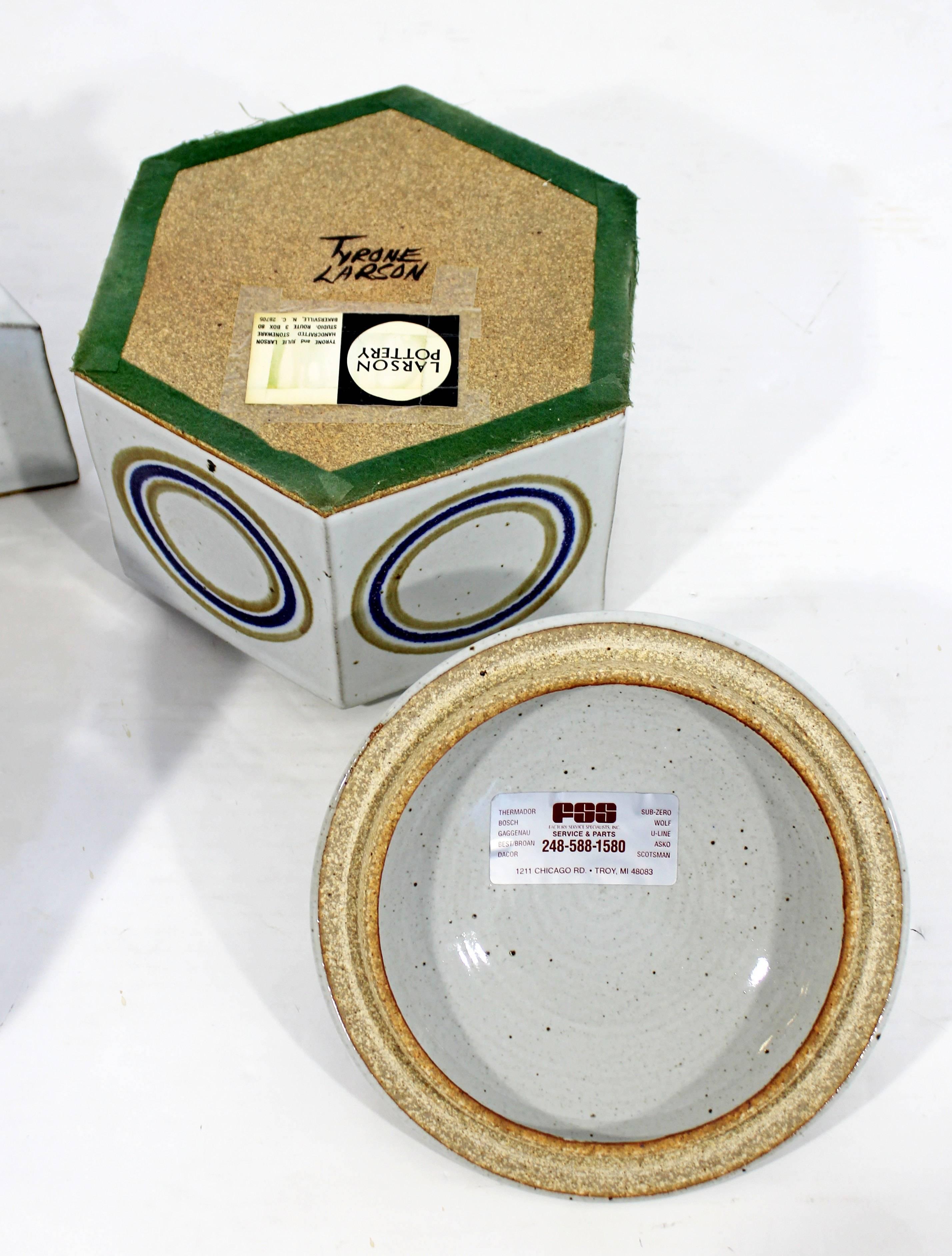 Modernes Set von sieben Keramikkanistern aus der Mitte des Jahrhunderts, signiert 1