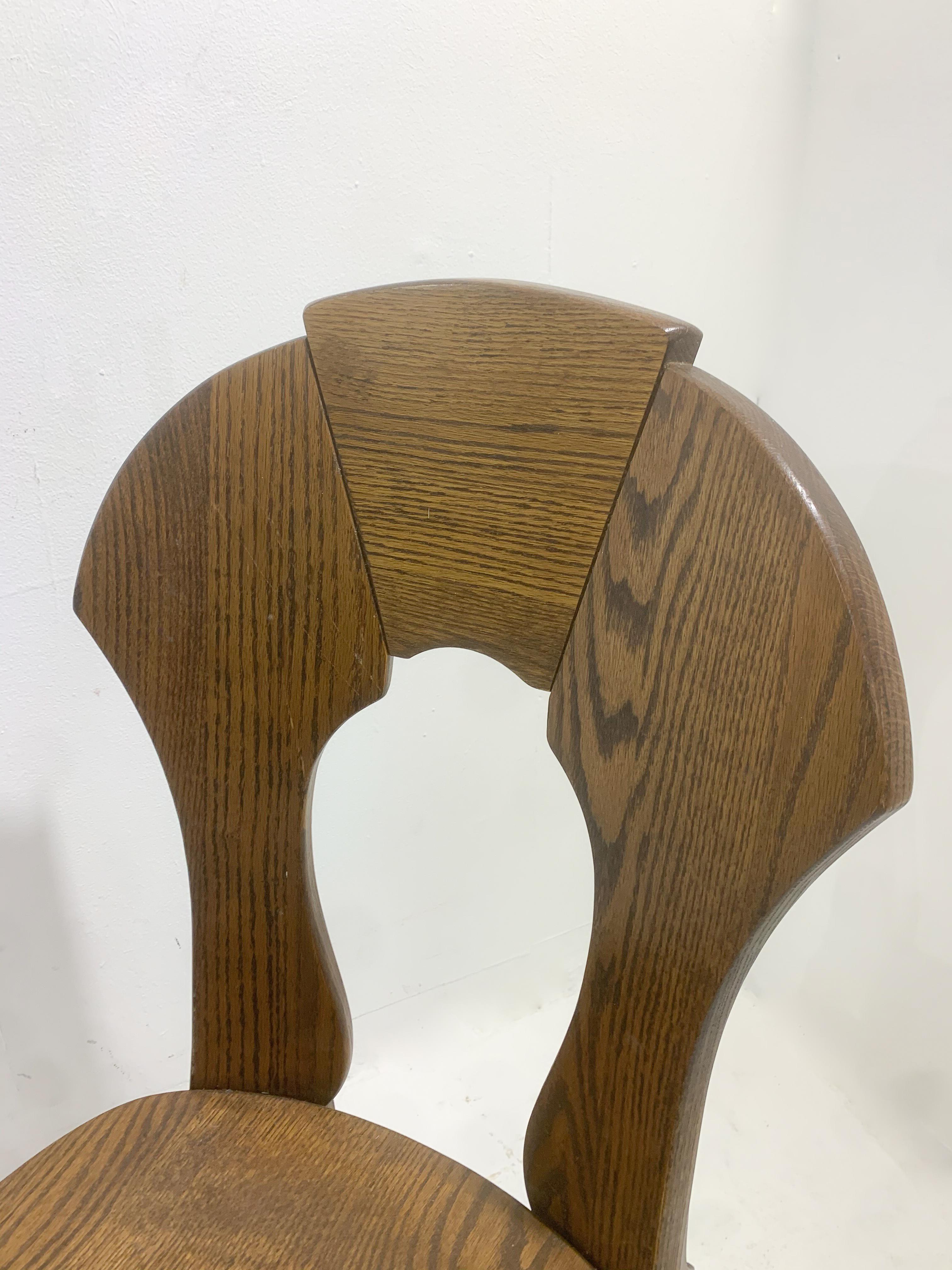 Ensemble de 8 chaises en bois brutalistes, de style moderne du milieu du siècle.