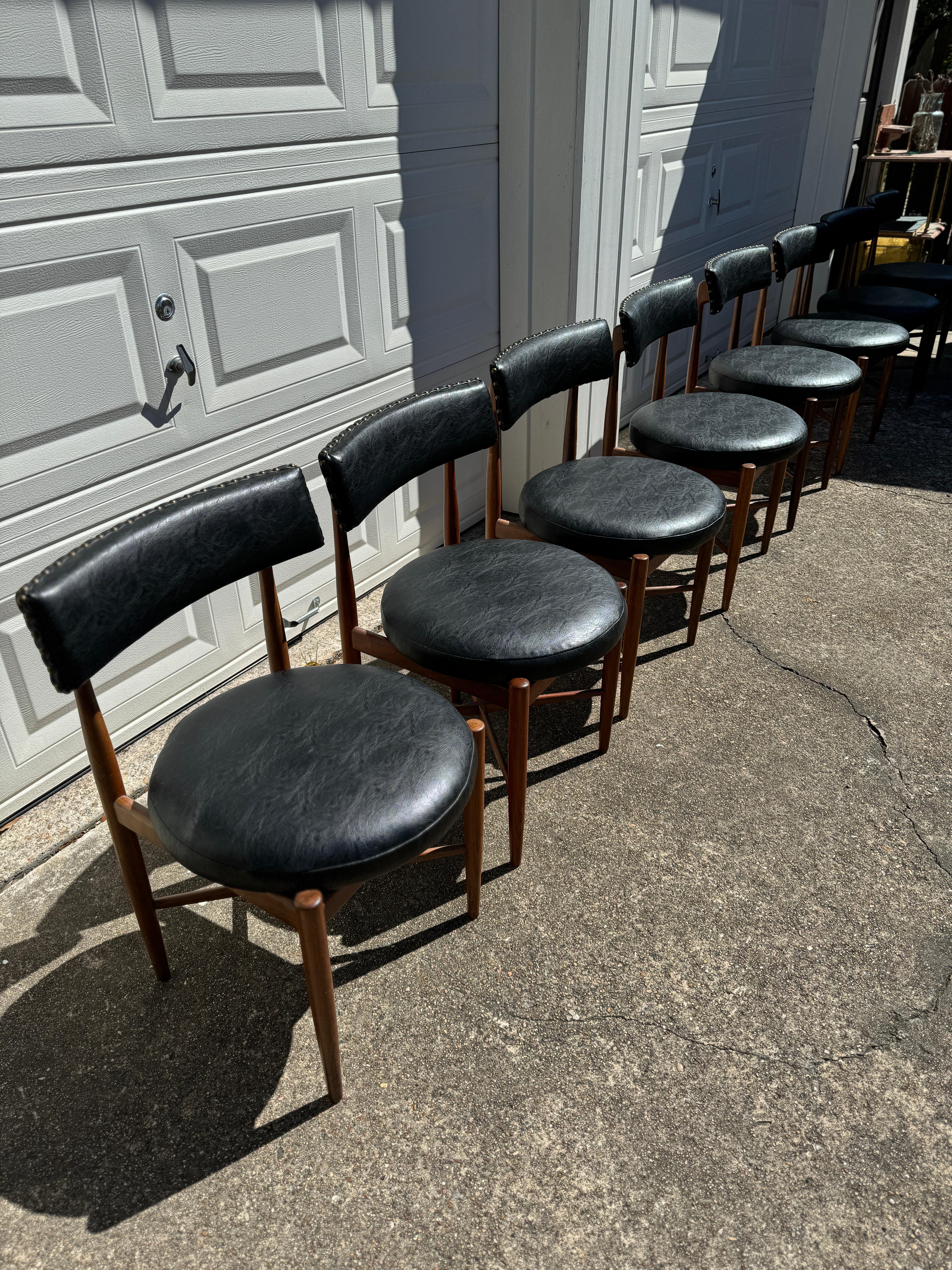 mid century modern set of 8 dining chairs by Victor Bramwell Wilkins for G plan In Good Condition For Sale In Houston, TX