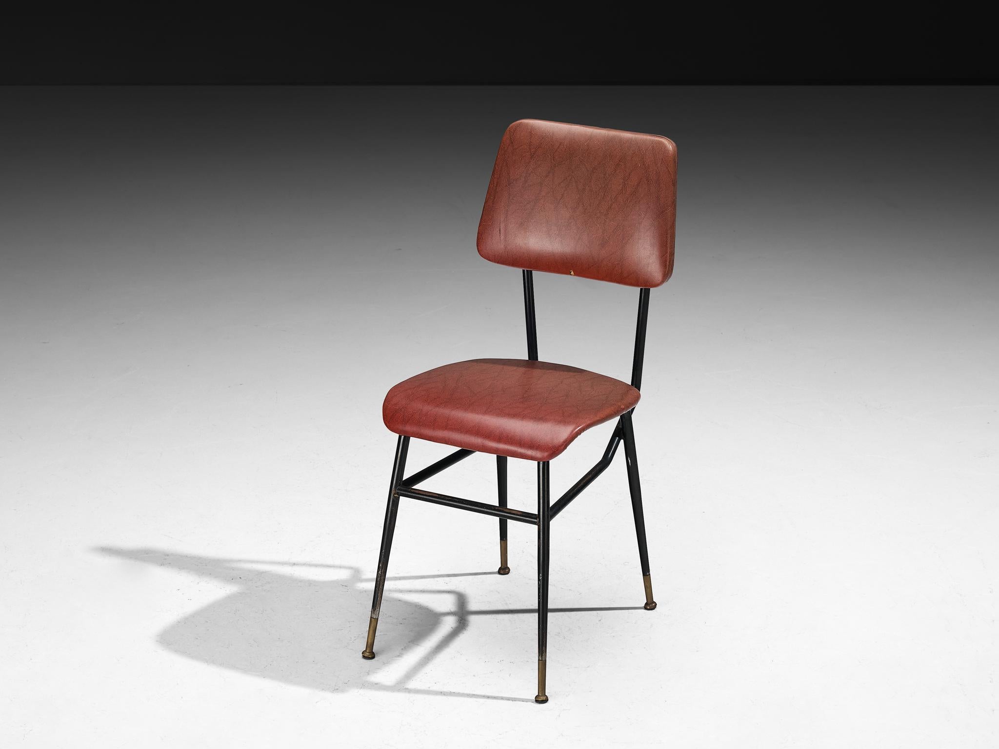 Set di otto sedie da pranzo italiane di metà secolo con piedini in ottone in vendita 3