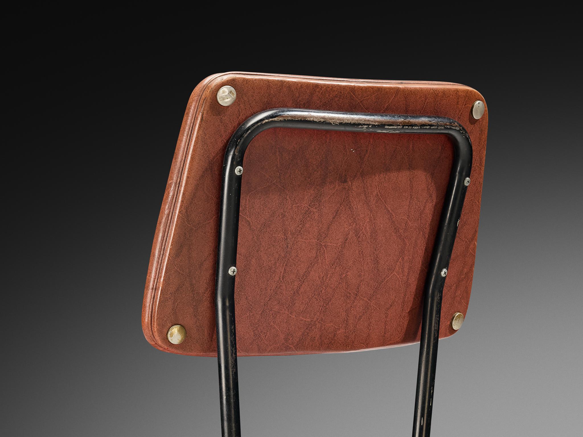 Set di otto sedie da pranzo italiane di metà secolo con piedini in ottone in vendita 4