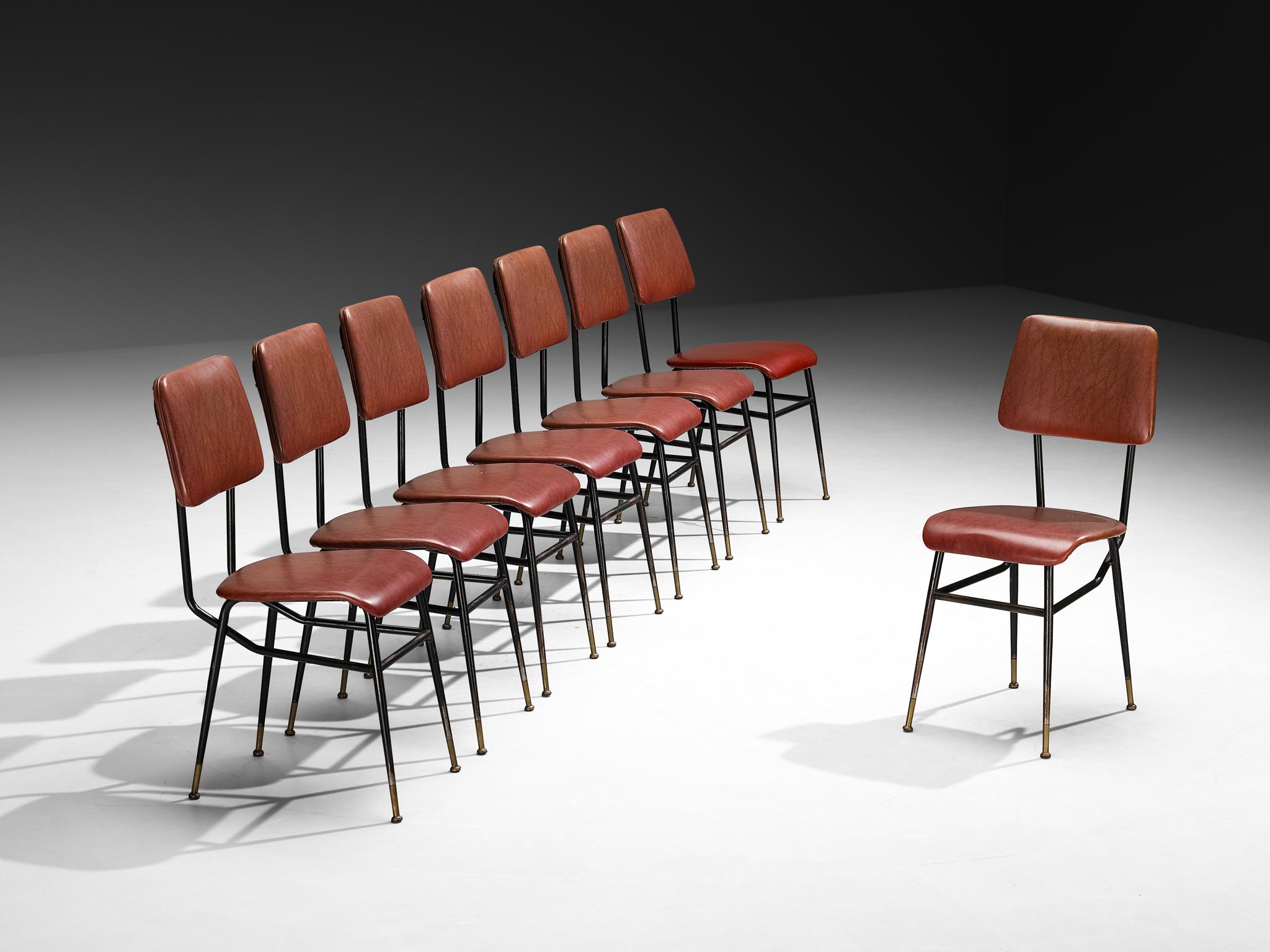 Set di otto sedie da pranzo, ecopelle, acciaio laccato, ottone, Italia, anni '50

Questo set di otto sedie, realizzate con strutture in tondino di metallo verniciato, incarna il linguaggio distintivo dello Studio BBPR. Le sedie presentano una