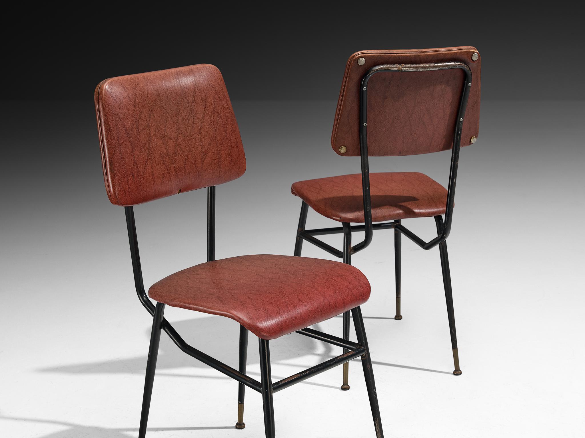 Mid-Century moderno Set di otto sedie da pranzo italiane di metà secolo con piedini in ottone in vendita