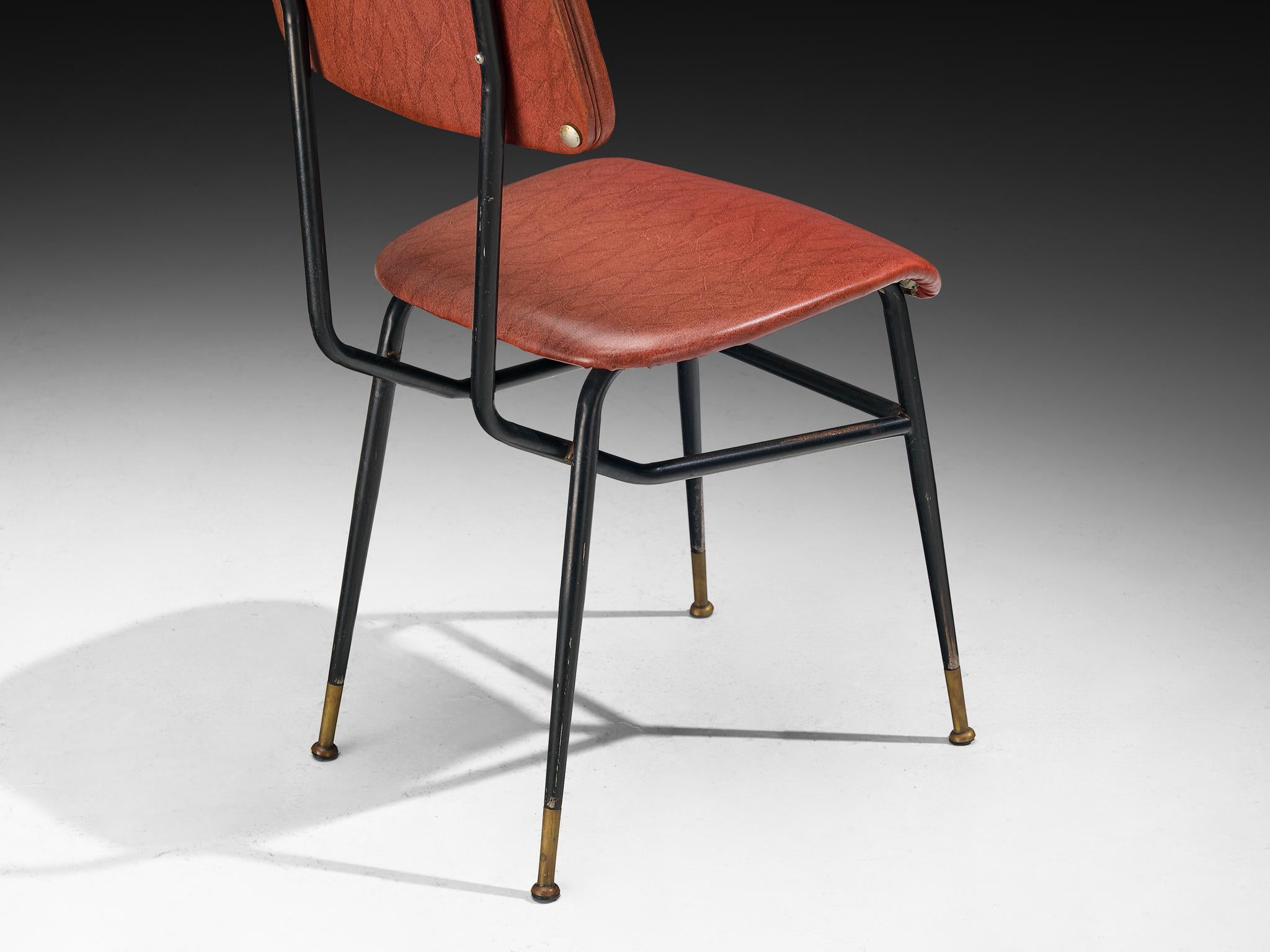 Italiano Set di otto sedie da pranzo italiane di metà secolo con piedini in ottone in vendita