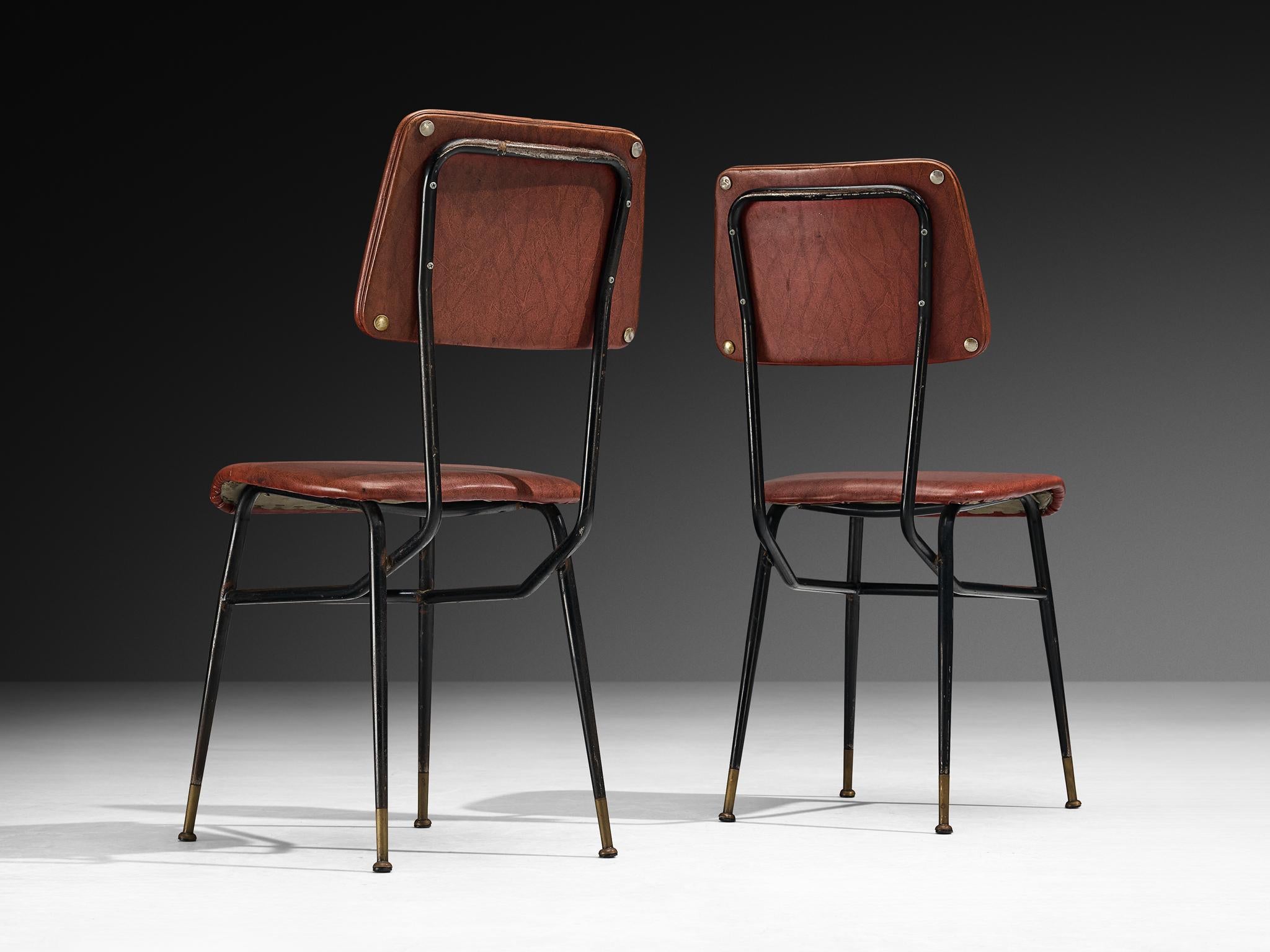 Metà XX secolo Set di otto sedie da pranzo italiane di metà secolo con piedini in ottone in vendita