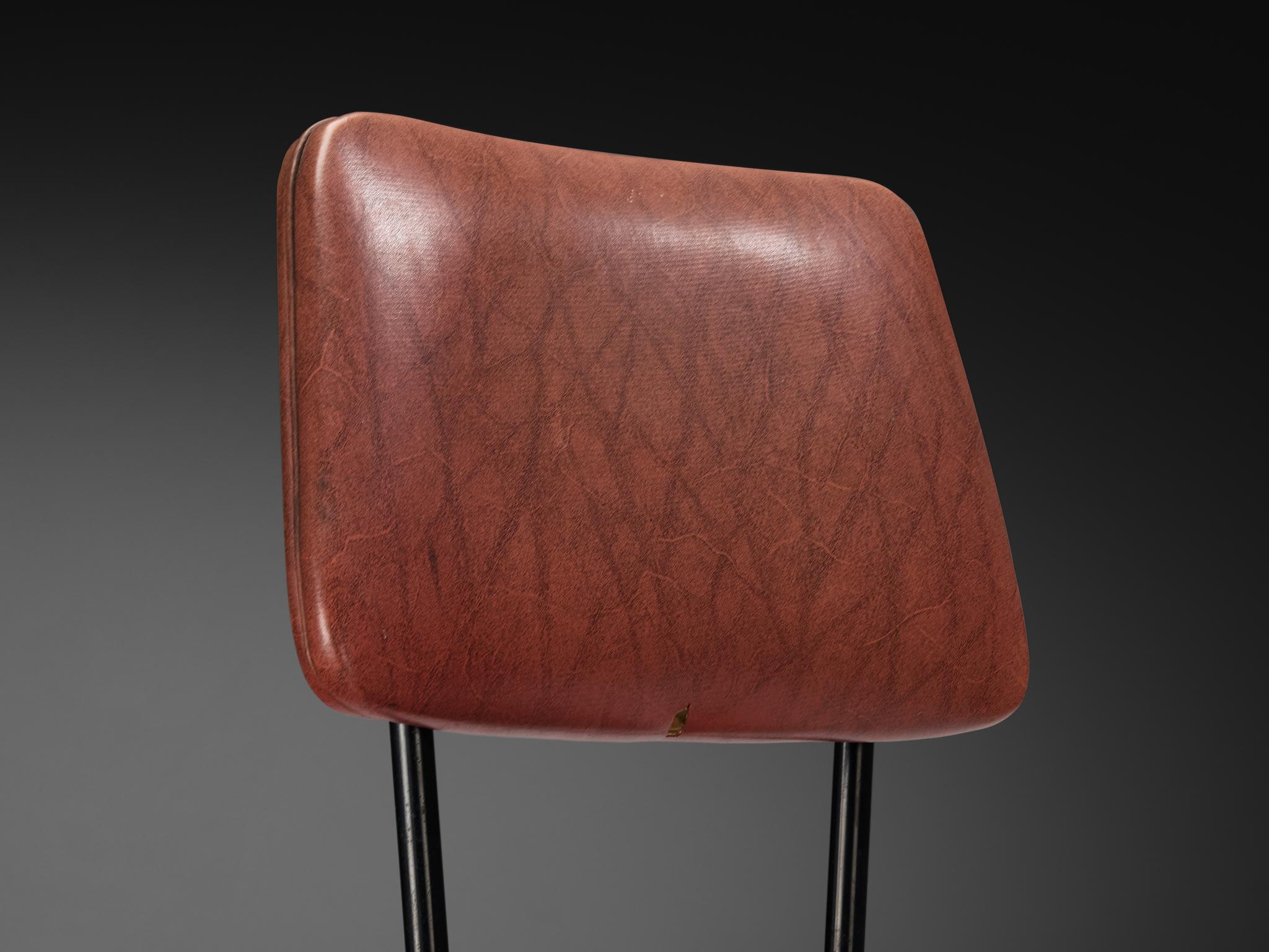 Ottone Set di otto sedie da pranzo italiane di metà secolo con piedini in ottone in vendita