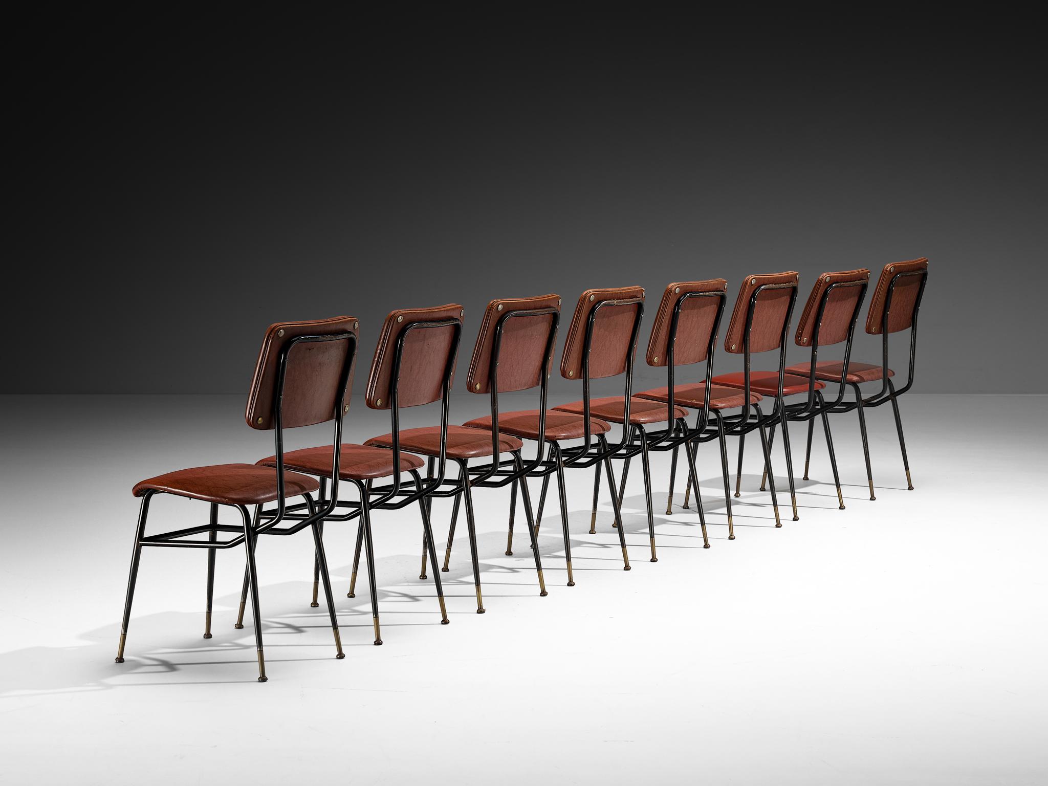 Set di otto sedie da pranzo italiane di metà secolo con piedini in ottone in vendita 1