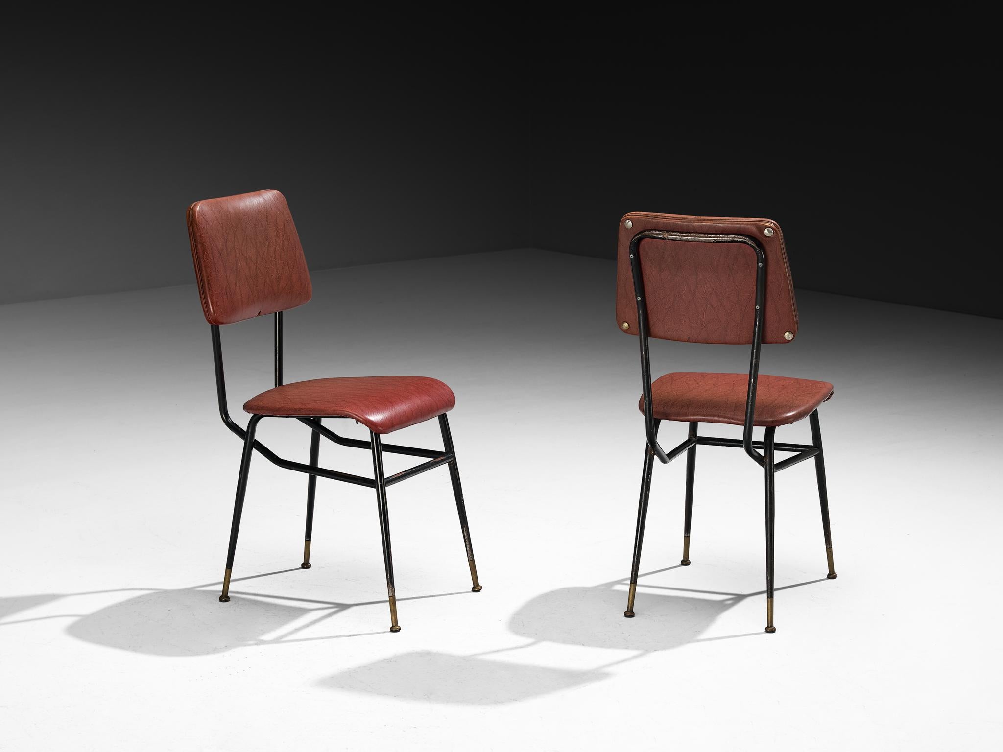 Set di otto sedie da pranzo italiane di metà secolo con piedini in ottone in vendita 2