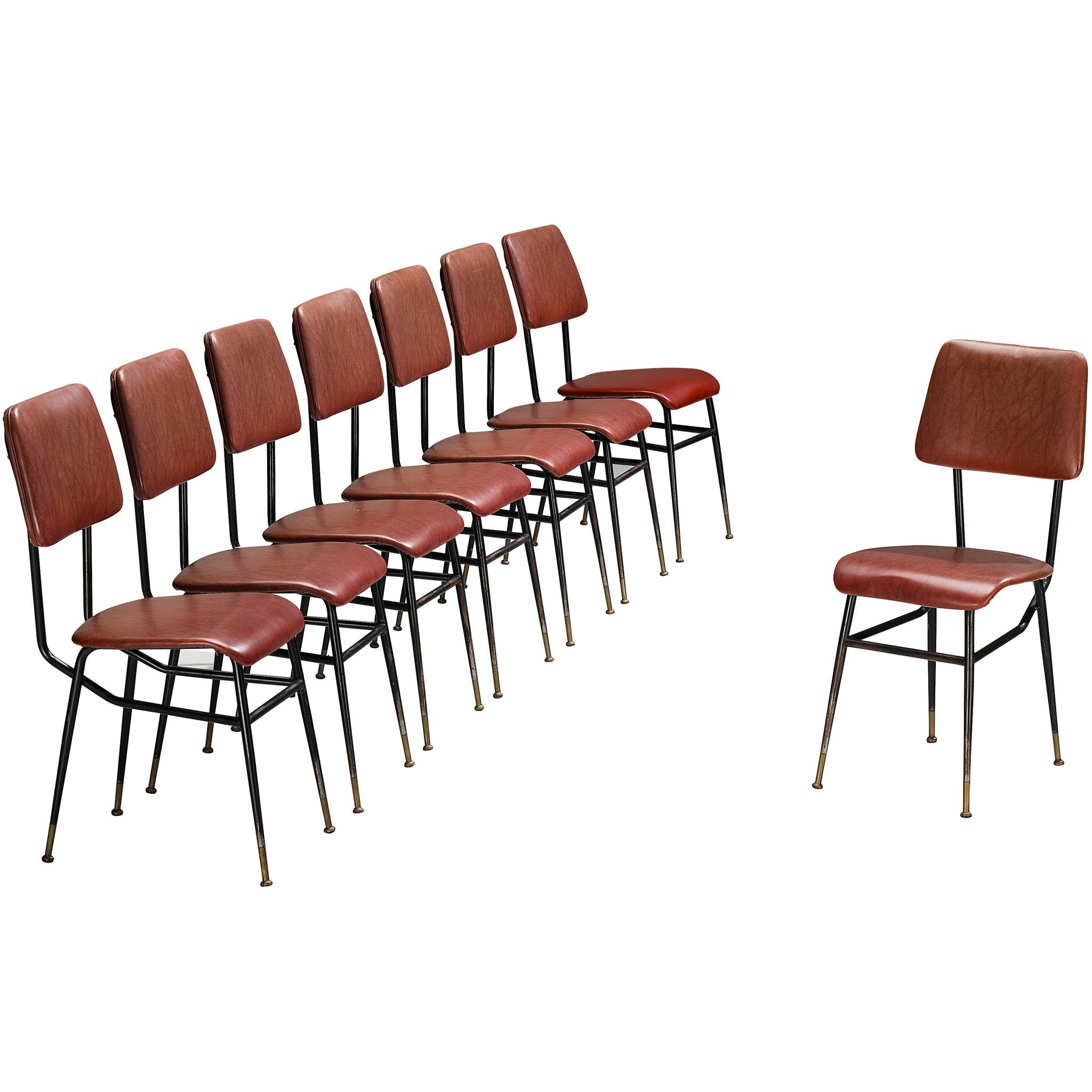 Set di otto sedie da pranzo italiane di metà secolo con piedini in ottone