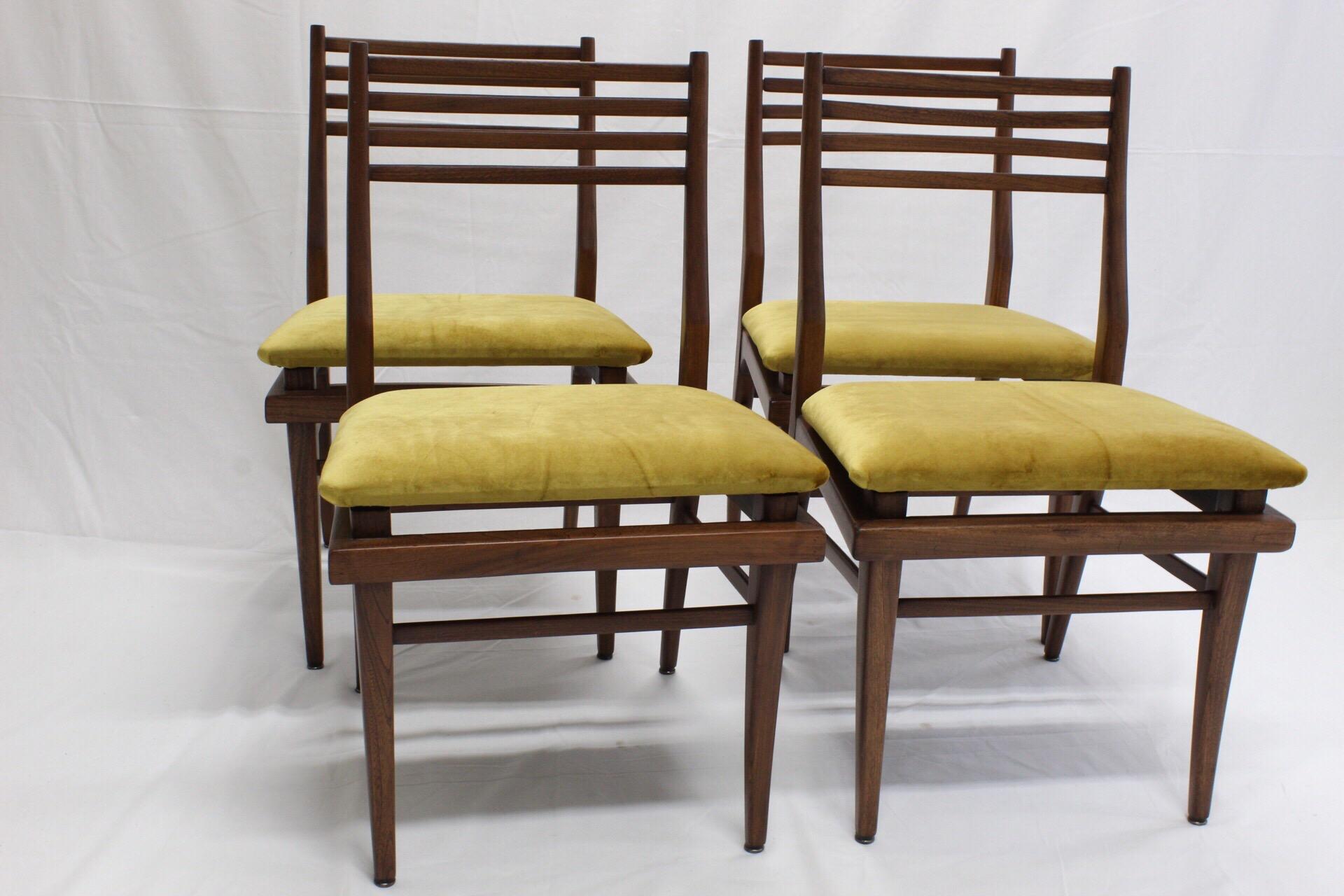 We present you this set of four chairs of the extinct furniture factory 