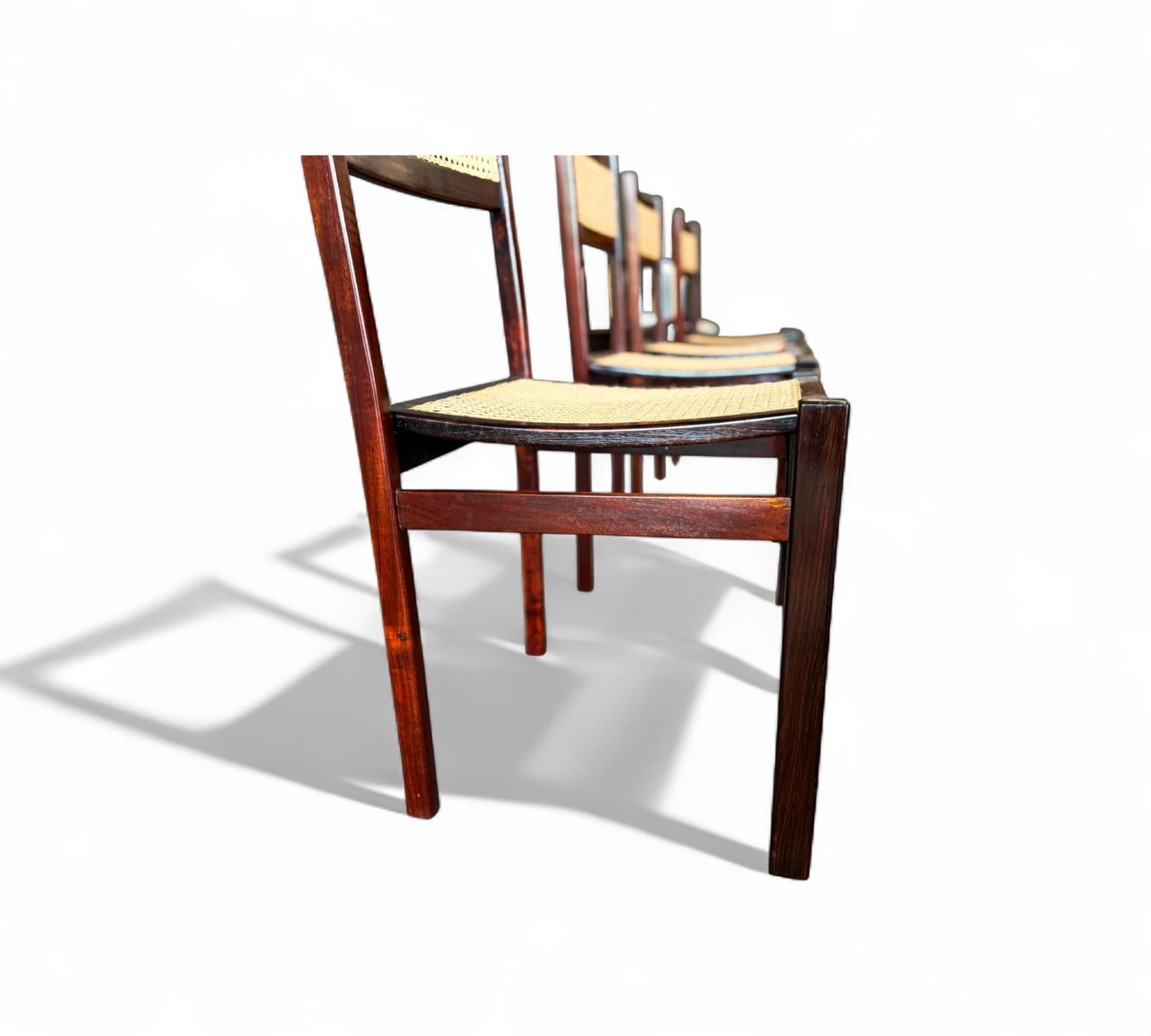 Set di quattro sedie moderne di metà secolo in legno duro e canna, Brasile, anni '60 in vendita 2