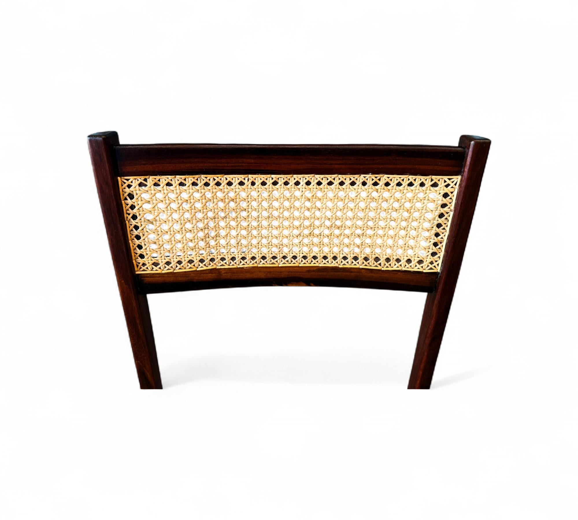 Set di quattro sedie moderne di metà secolo in legno duro e canna, Brasile, anni '60 in vendita 4