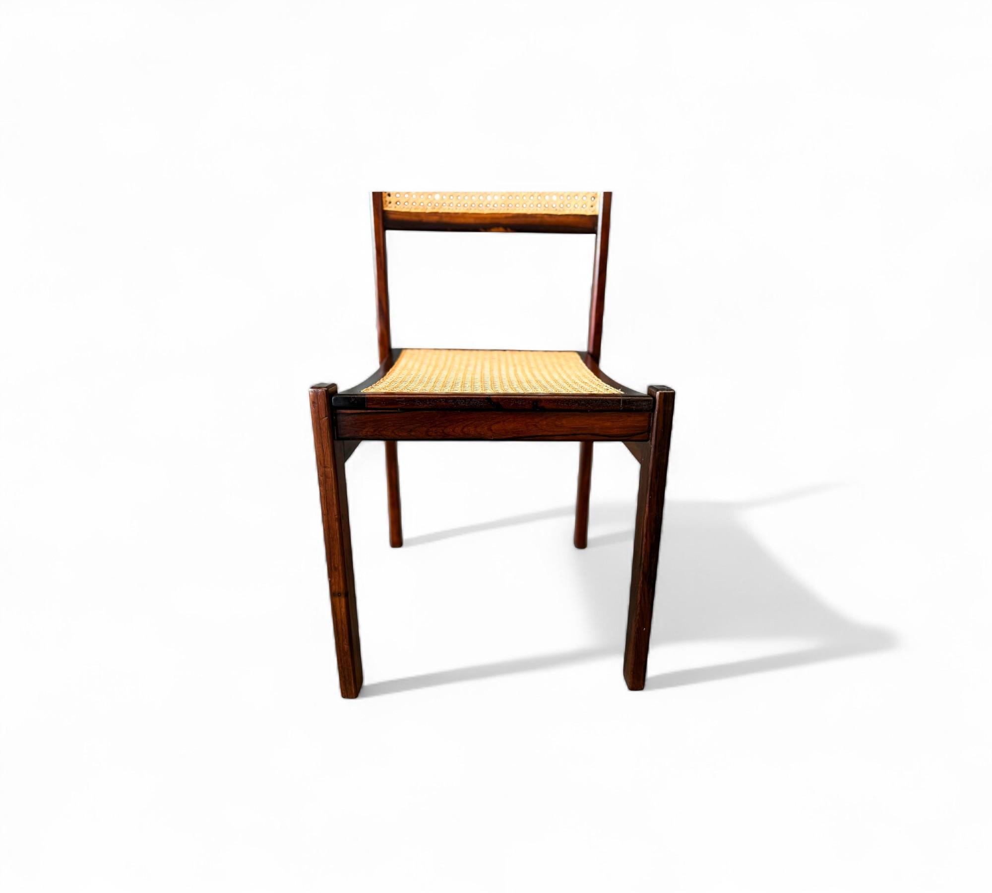 Set di quattro sedie moderne di metà secolo in legno duro e canna, Brasile, anni '60 in vendita 5