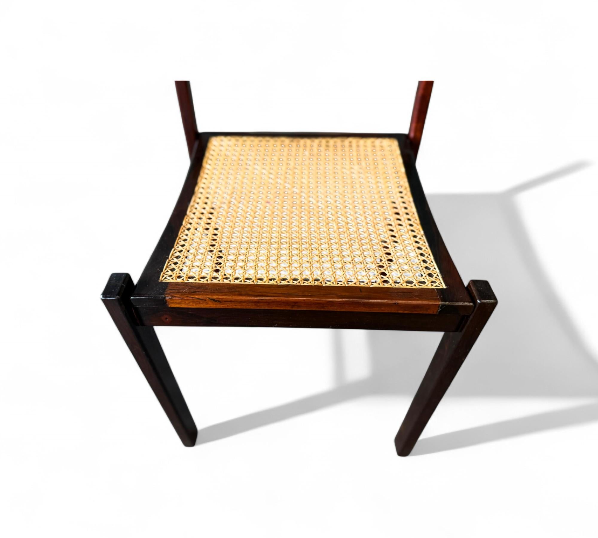 Set di quattro sedie moderne di metà secolo in legno duro e canna, Brasile, anni '60 in vendita 8