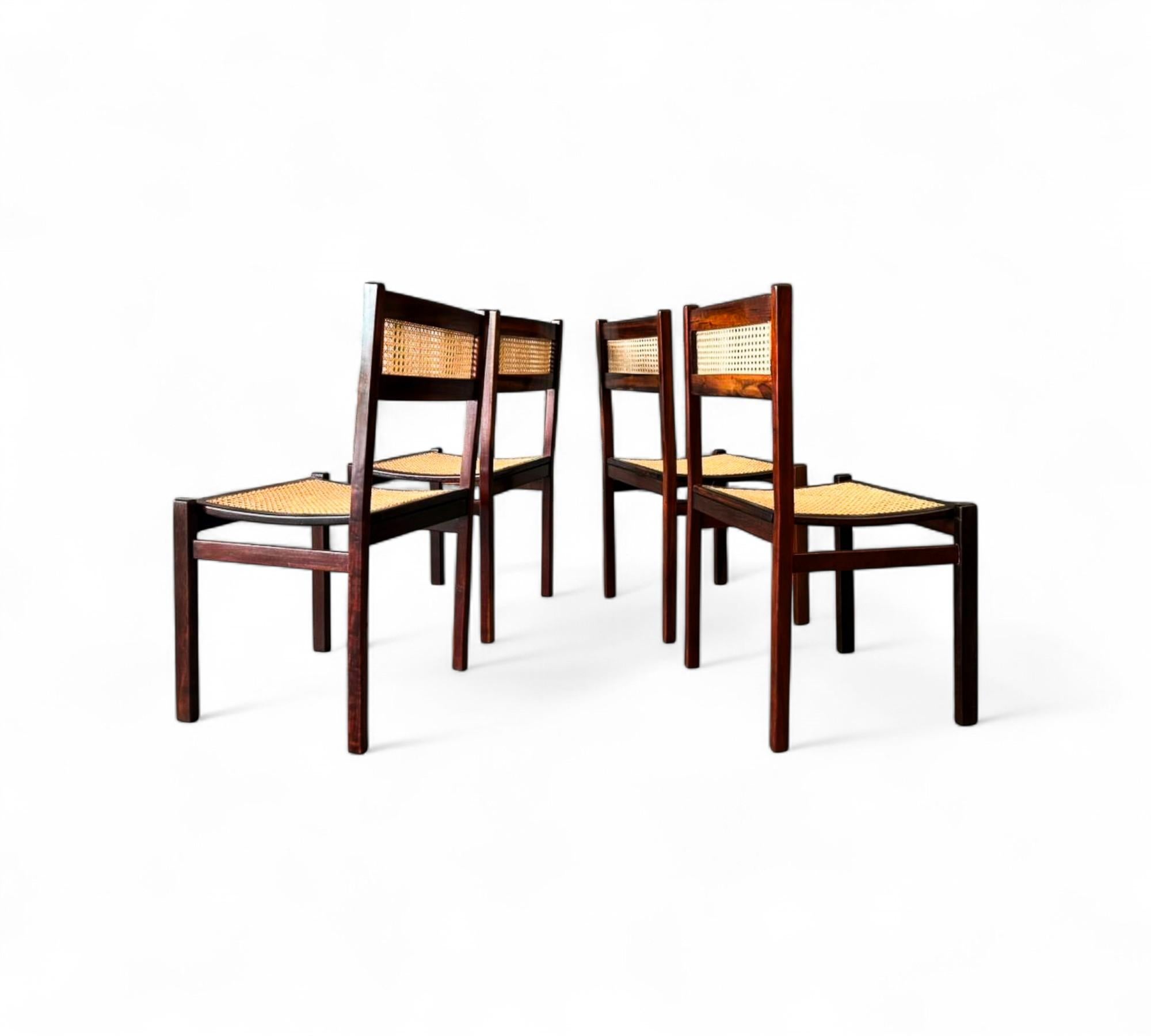 Canna Set di quattro sedie moderne di metà secolo in legno duro e canna, Brasile, anni '60 in vendita