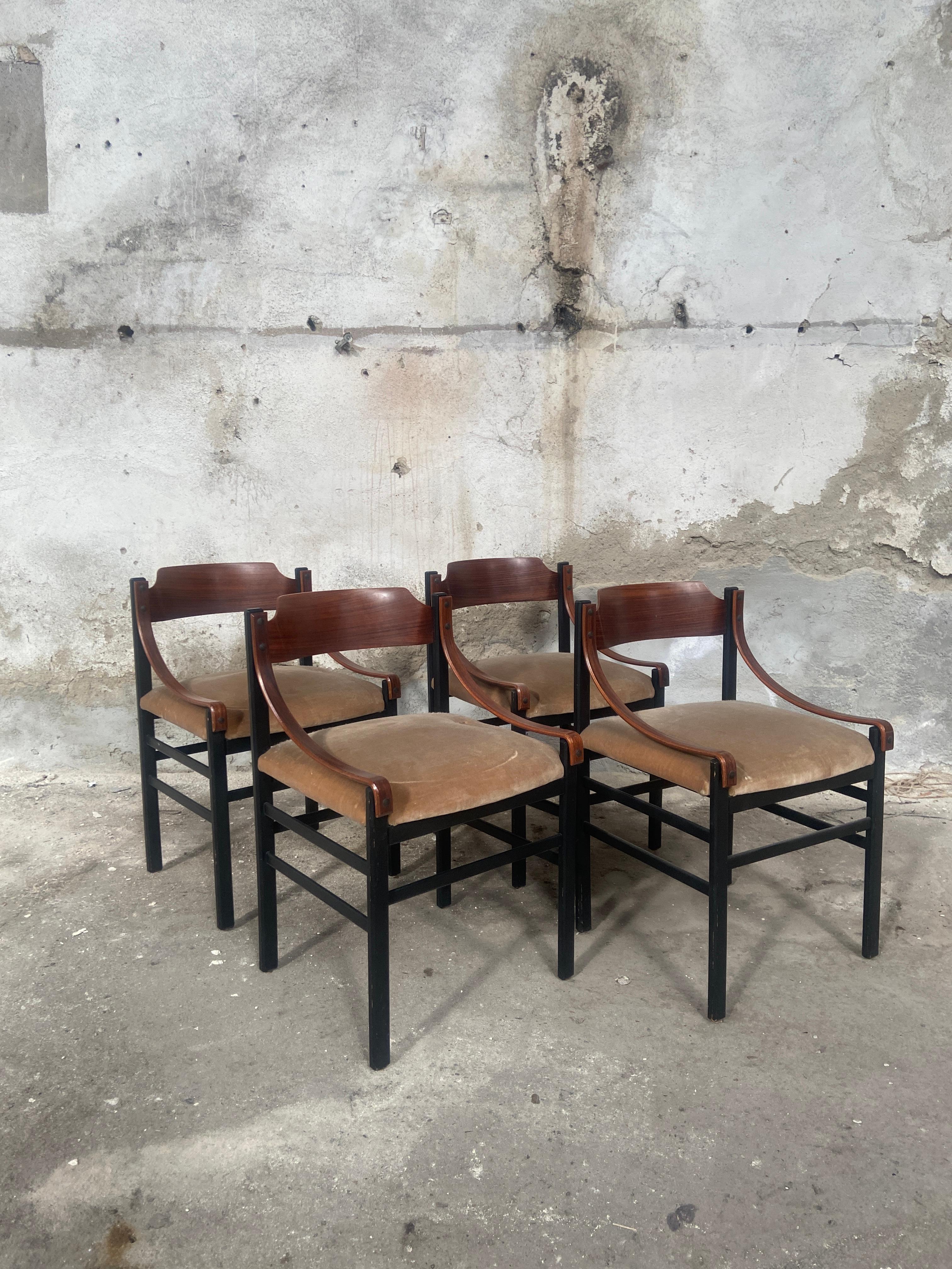 Mid-Century Modern Danish set of four dining room chairs with original velvet upholstery and wood structure.
The structure of the chairs is in really good vintage conditions. The seats are the original ones of the period and show traces of wear due