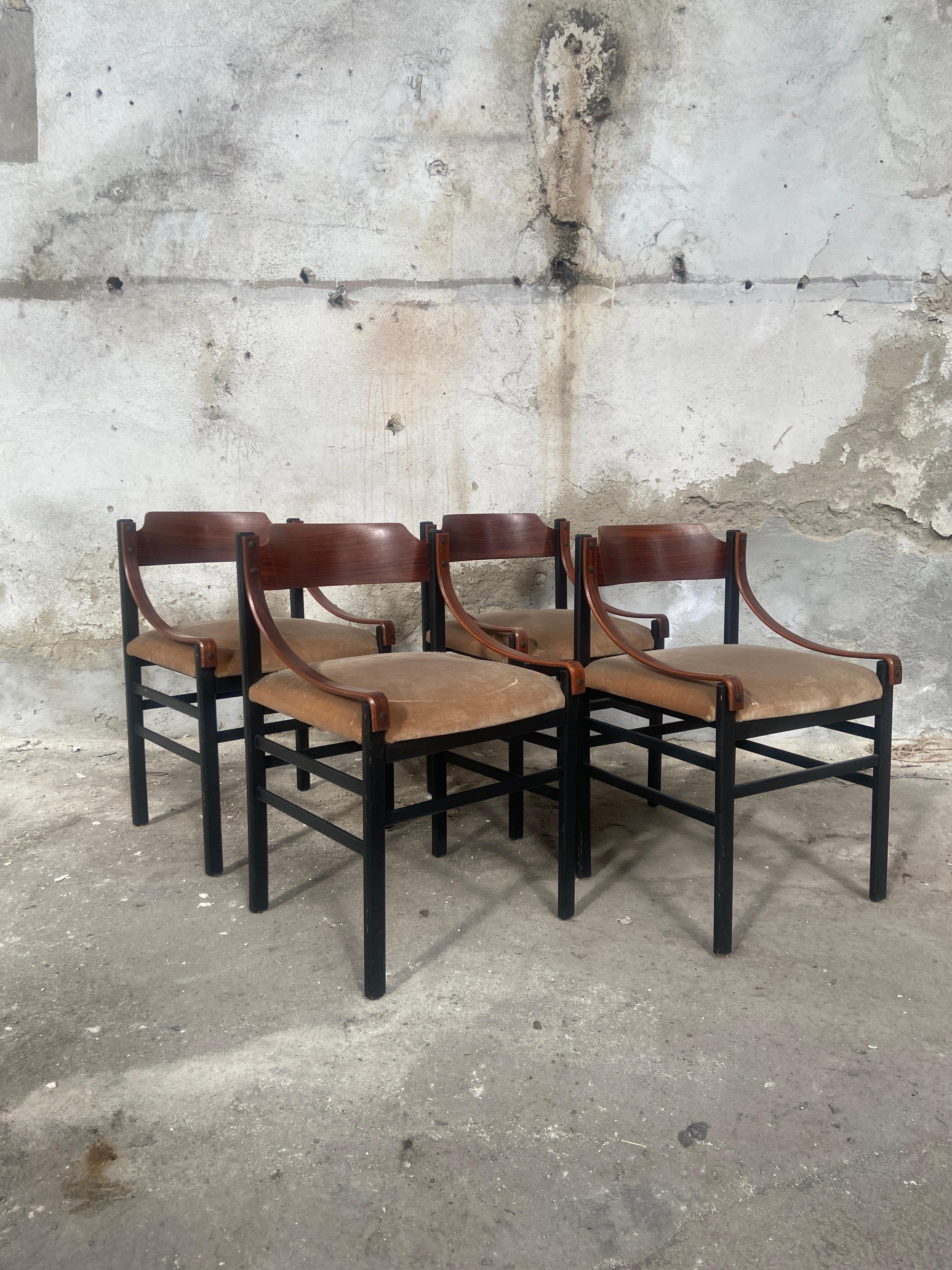 Mid-Century Modern The Moderns Modern Set of Four Danish Dining Chairs with Original Upholstery (Ensemble de quatre chaises de salle à manger danoises de style moderne du milieu du siècle dernier avec tapisserie d'origine) en vente