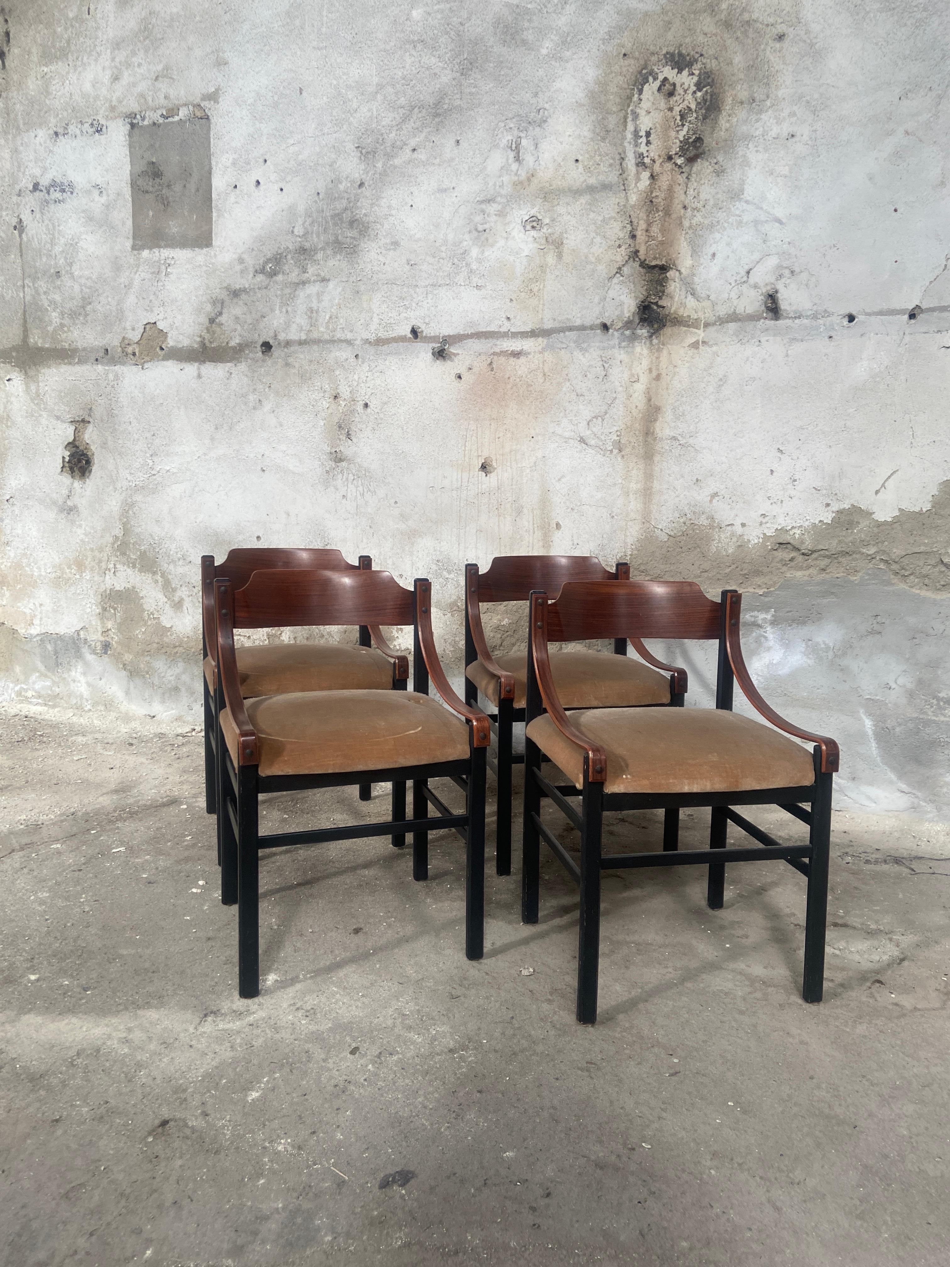 Danois The Moderns Modern Set of Four Danish Dining Chairs with Original Upholstery (Ensemble de quatre chaises de salle à manger danoises de style moderne du milieu du siècle dernier avec tapisserie d'origine) en vente