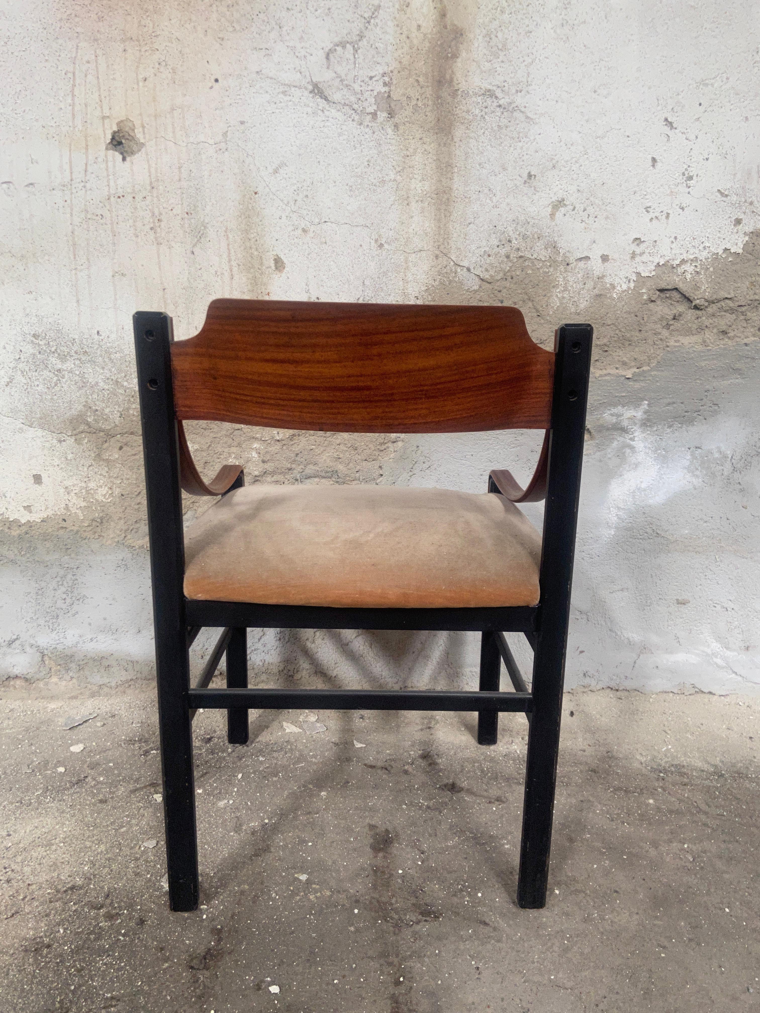 The Moderns Modern Set of Four Danish Dining Chairs with Original Upholstery (Ensemble de quatre chaises de salle à manger danoises de style moderne du milieu du siècle dernier avec tapisserie d'origine) en vente 2