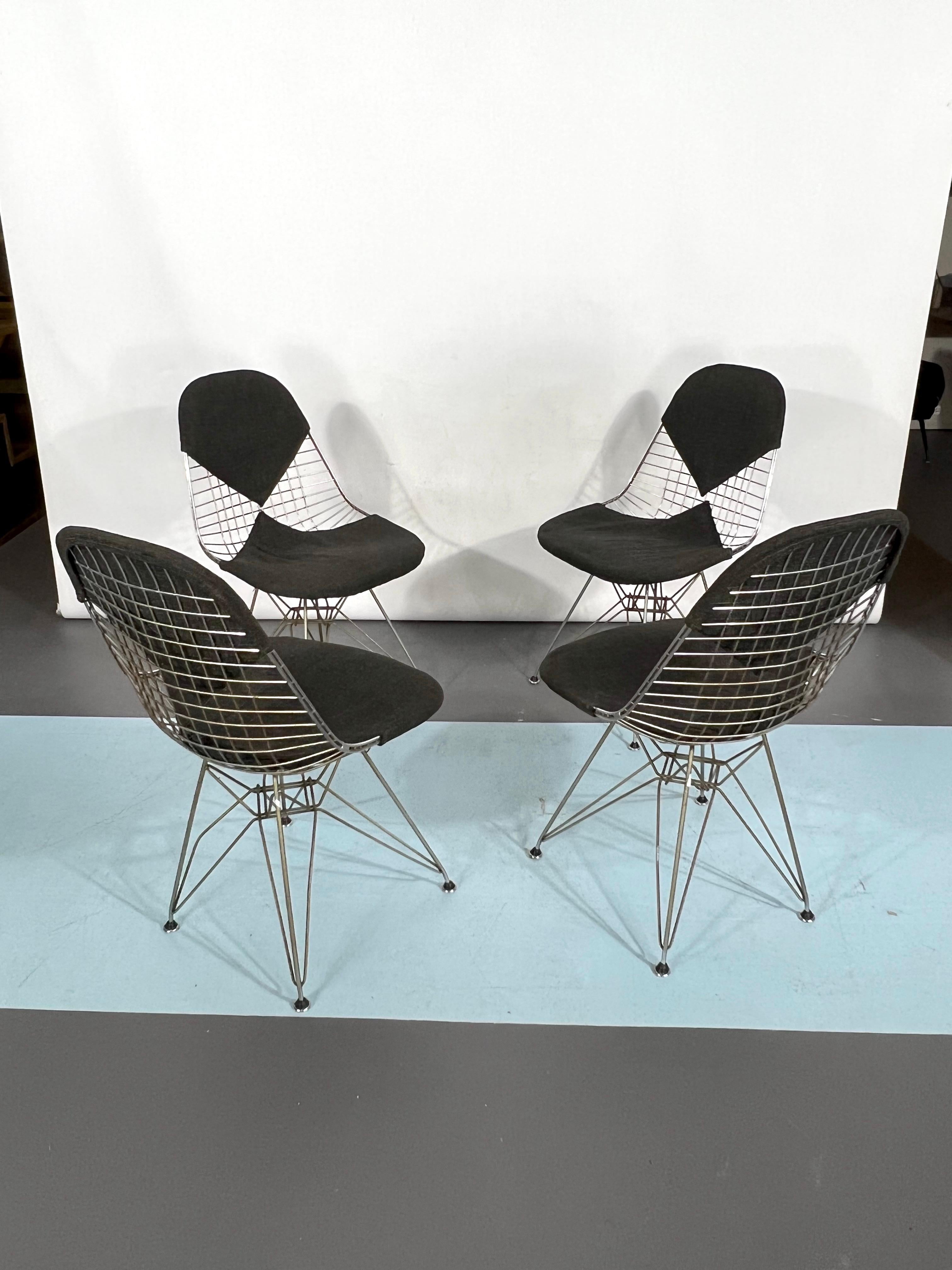 Moderner Satz von vier DKR Bikini-Stühlen von Charles Eames aus der Mitte des Jahrhunderts im Angebot 3