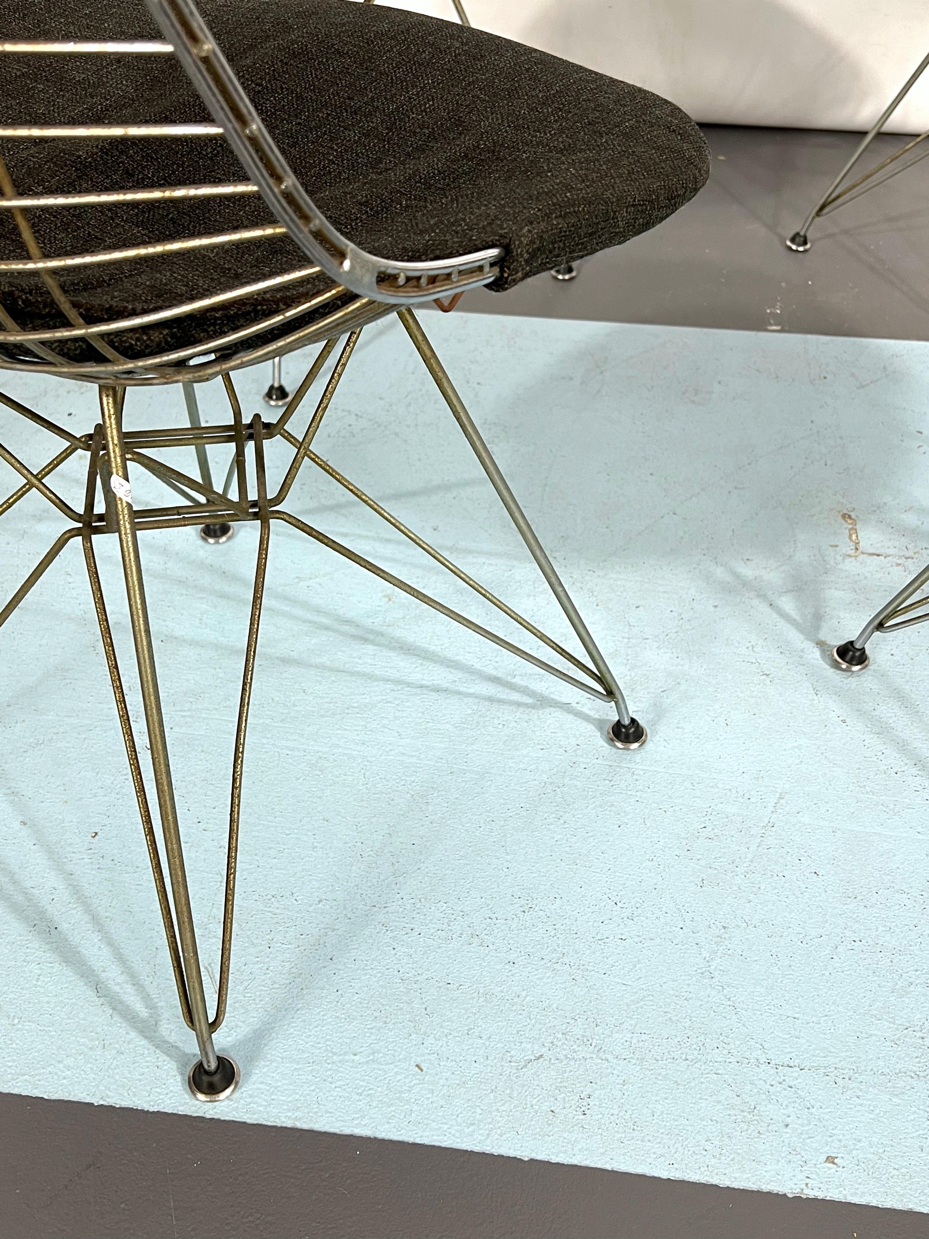 Moderner Satz von vier DKR Bikini-Stühlen von Charles Eames aus der Mitte des Jahrhunderts im Angebot 6