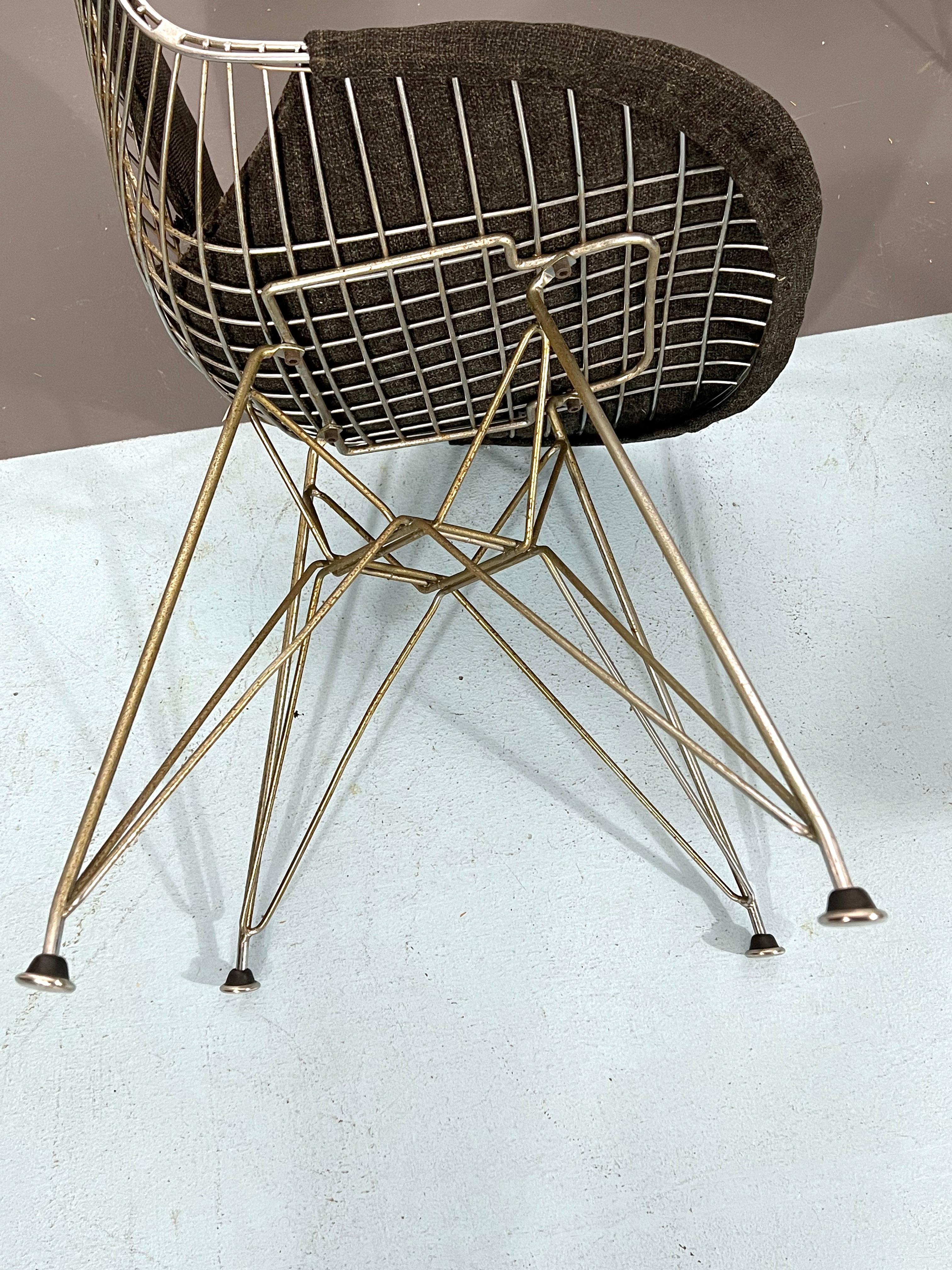 Moderner Satz von vier DKR Bikini-Stühlen von Charles Eames aus der Mitte des Jahrhunderts im Angebot 8