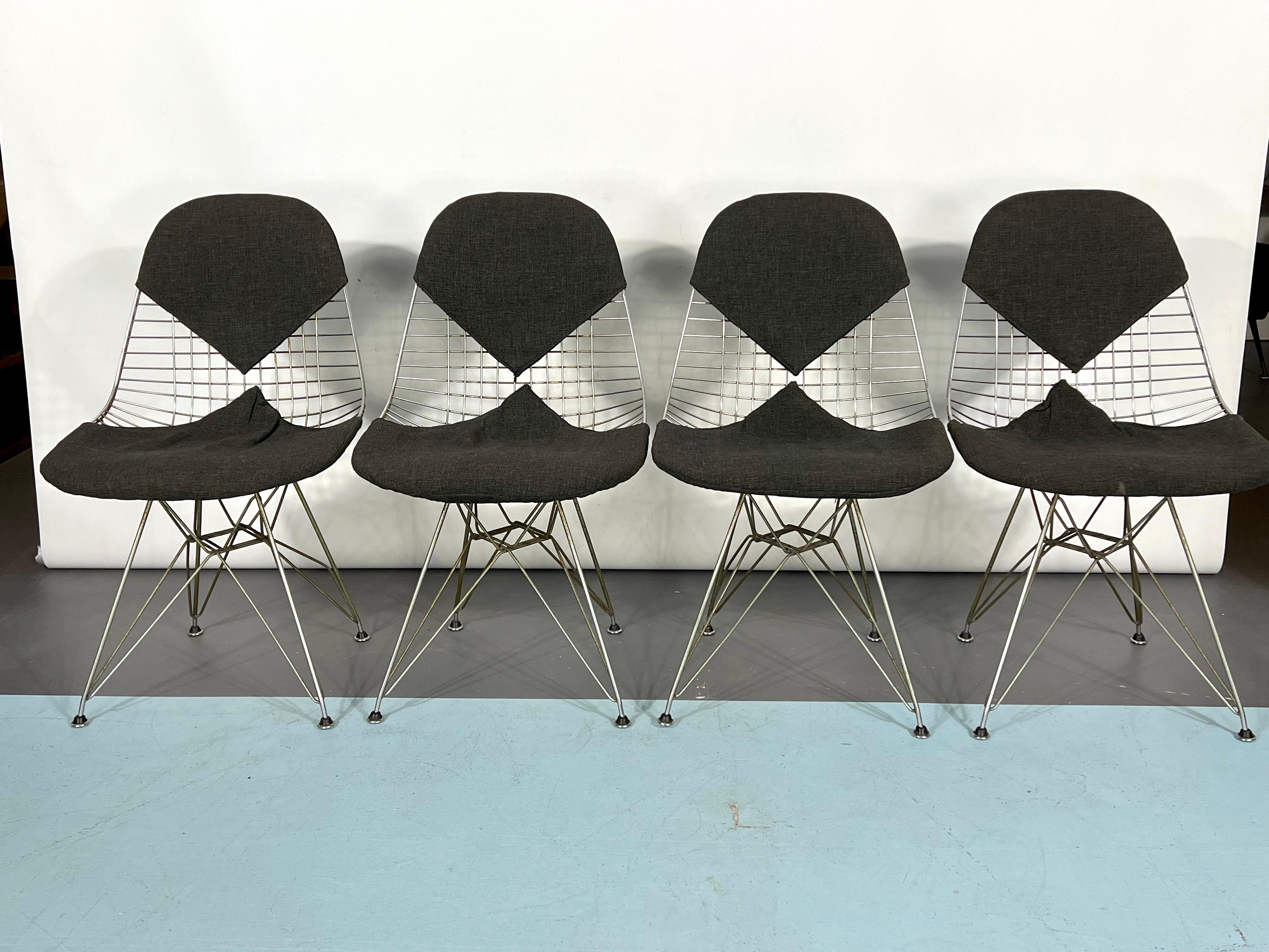 Guter Vintage-Zustand mit Alters- und Gebrauchsspuren für diesen Satz von vier Bikini-Stühlen, entworfen von Charles und Ray Eames für Herman Miller. Einige Rostflecken auf dem Metall. Original aus den 60er Jahren.