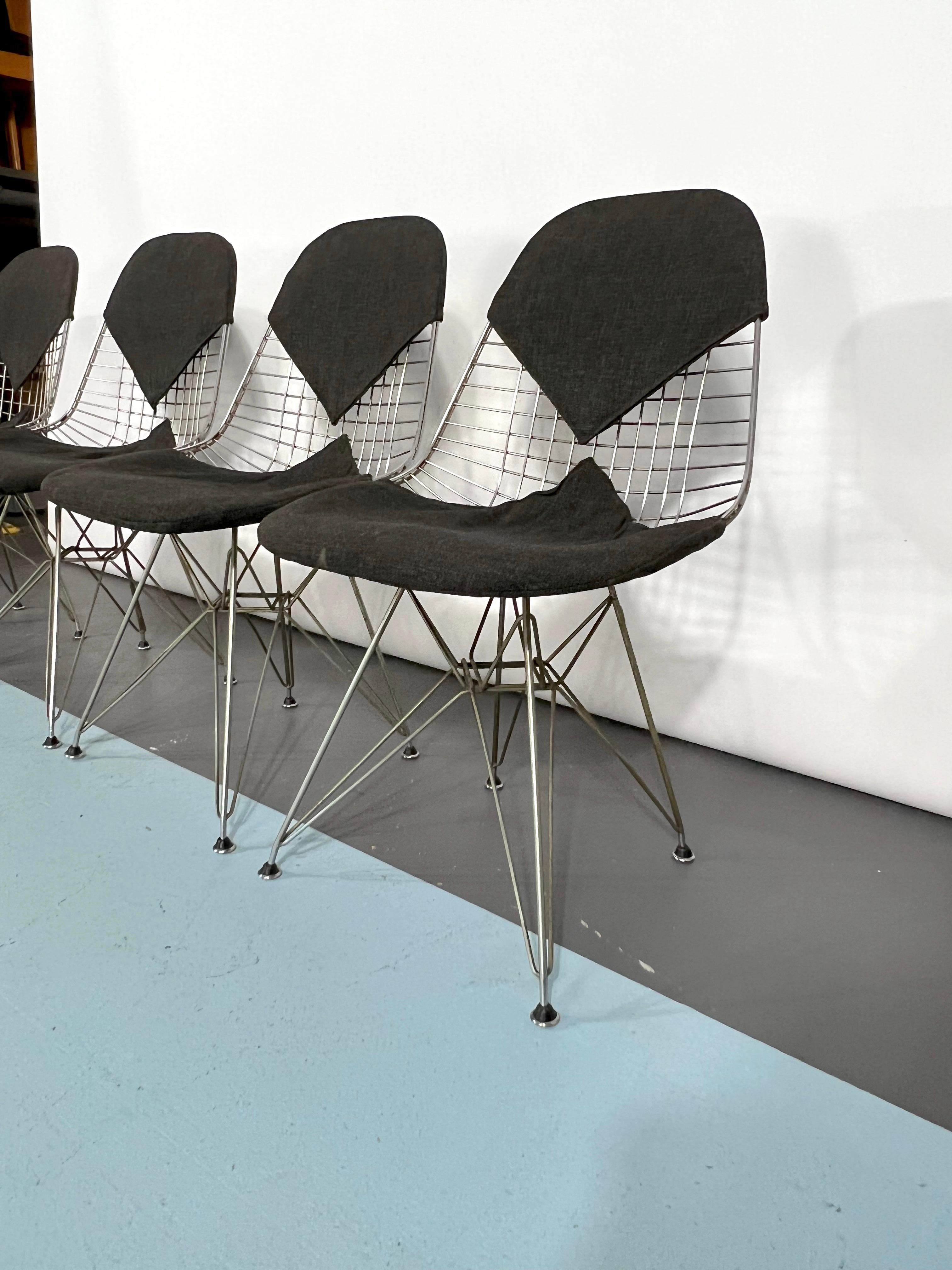 Moderner Satz von vier DKR Bikini-Stühlen von Charles Eames aus der Mitte des Jahrhunderts (Italienisch) im Angebot