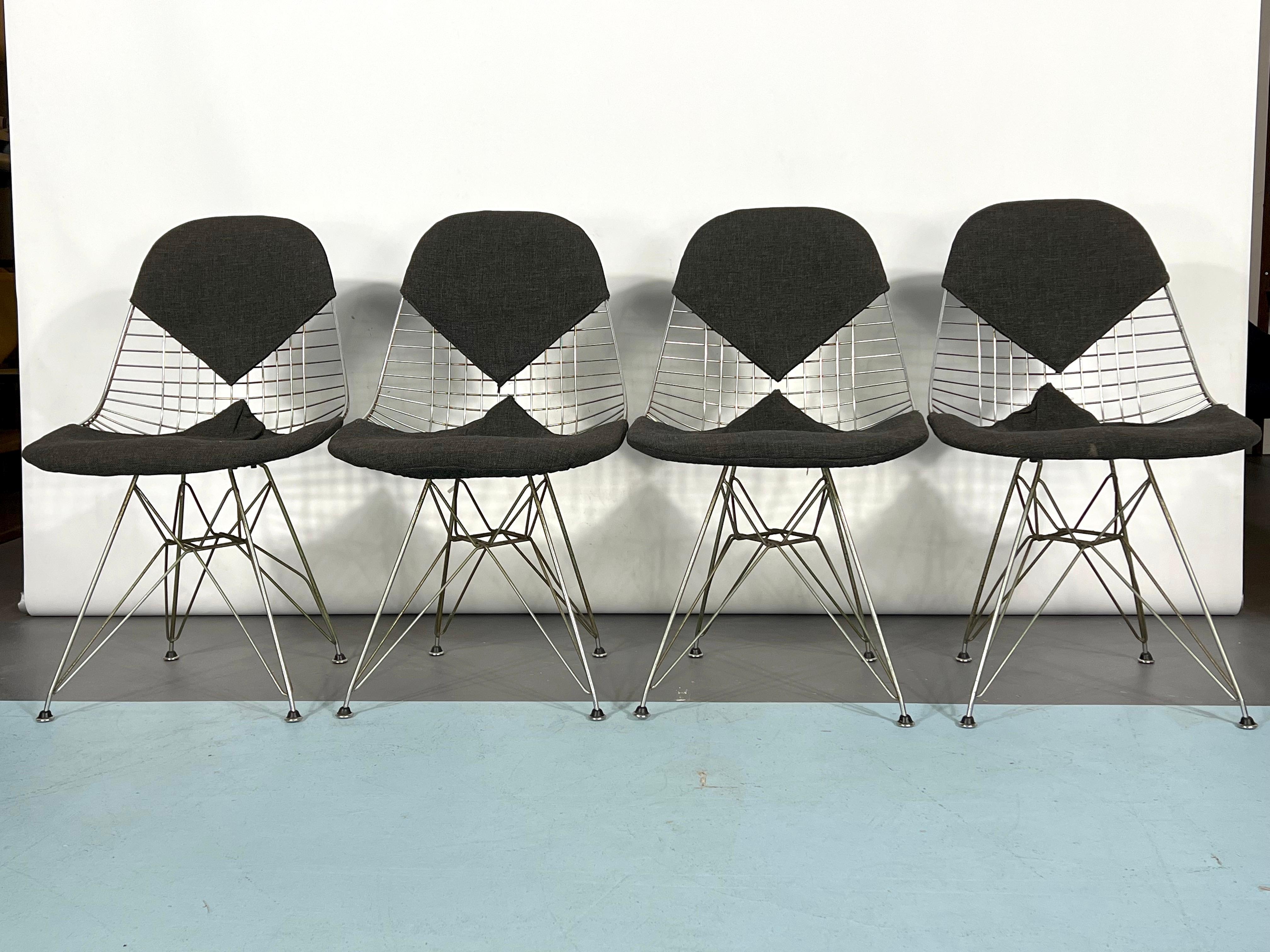 Ensemble de quatre chaises Bikini DKR de style mi-siècle moderne par Charles Eames Bon état - En vente à Catania, CT