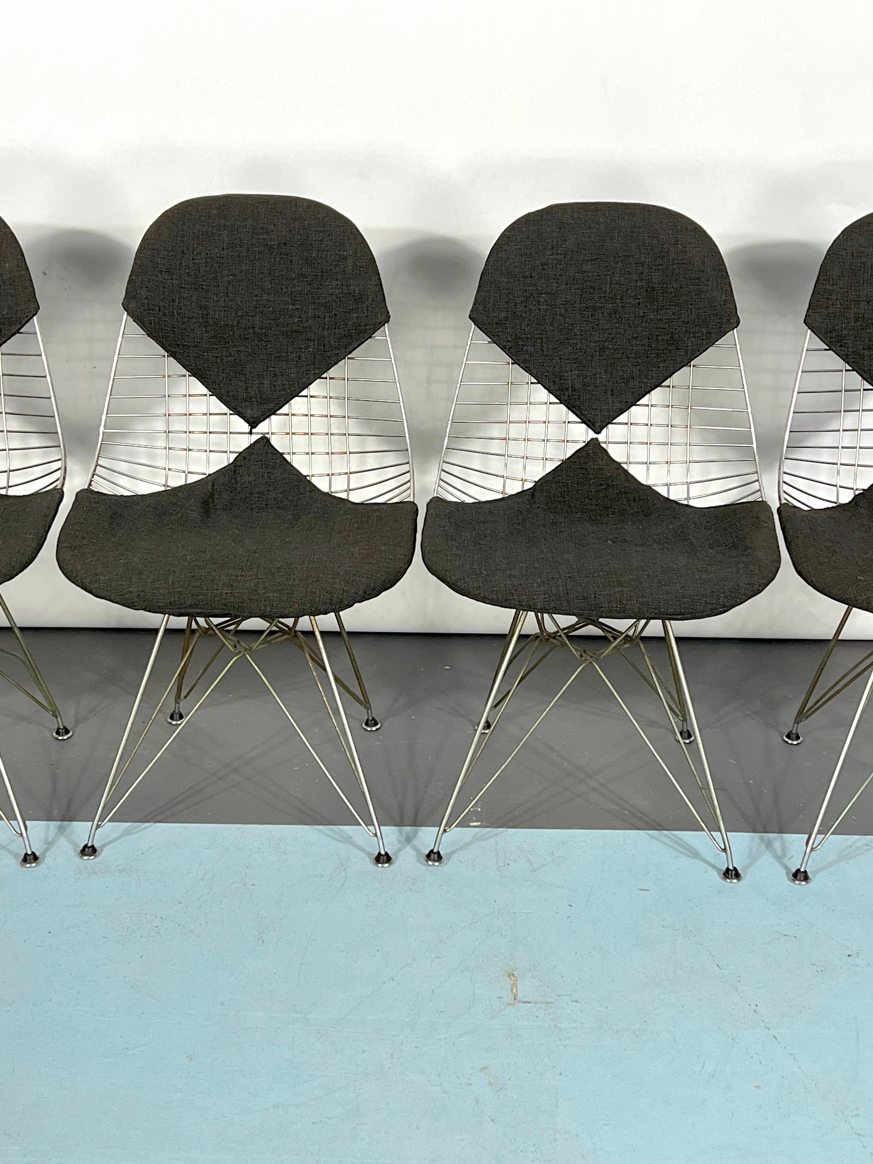Moderner Satz von vier DKR Bikini-Stühlen von Charles Eames aus der Mitte des Jahrhunderts (20. Jahrhundert) im Angebot