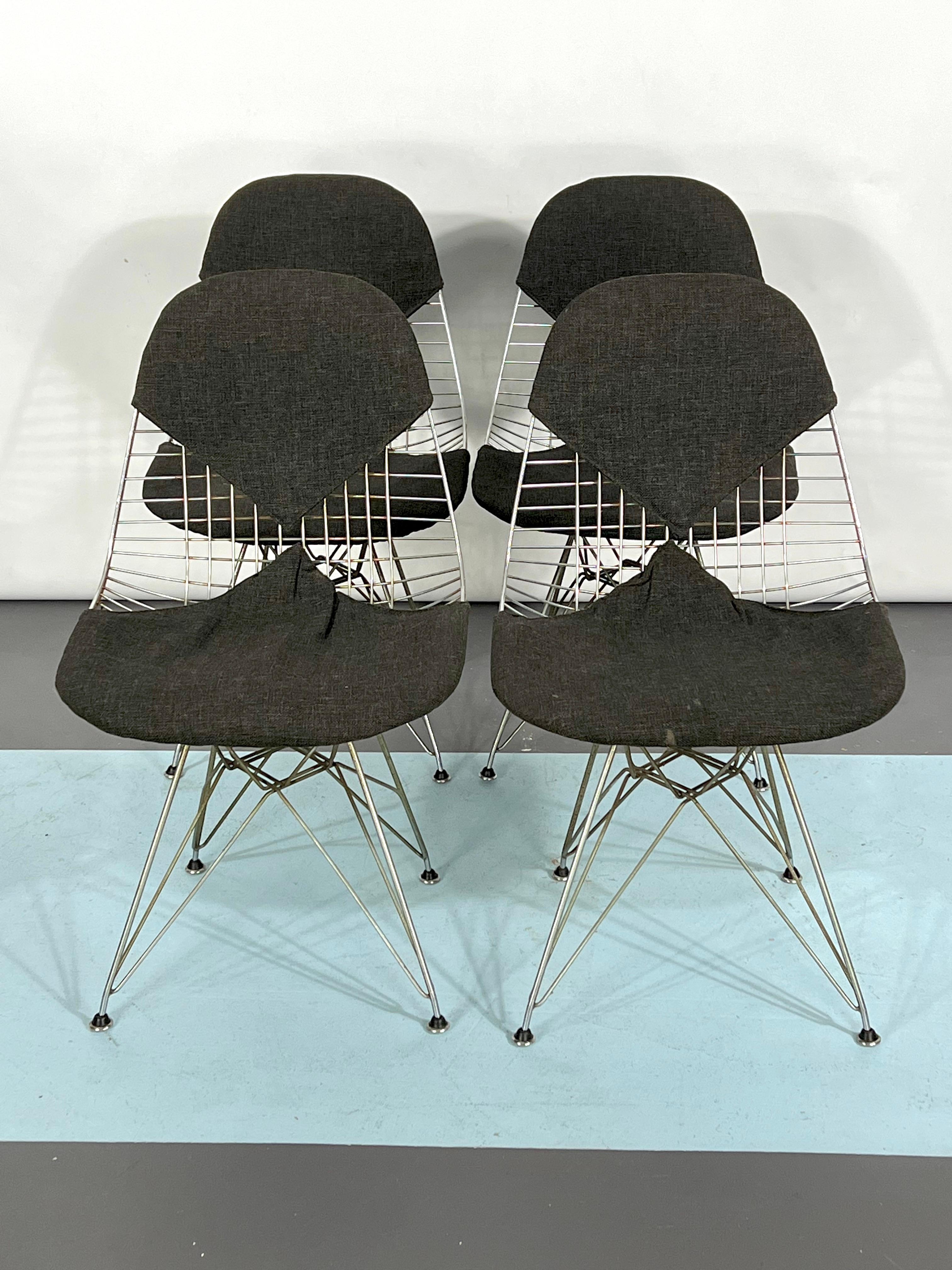 Acier Ensemble de quatre chaises Bikini DKR de style mi-siècle moderne par Charles Eames en vente