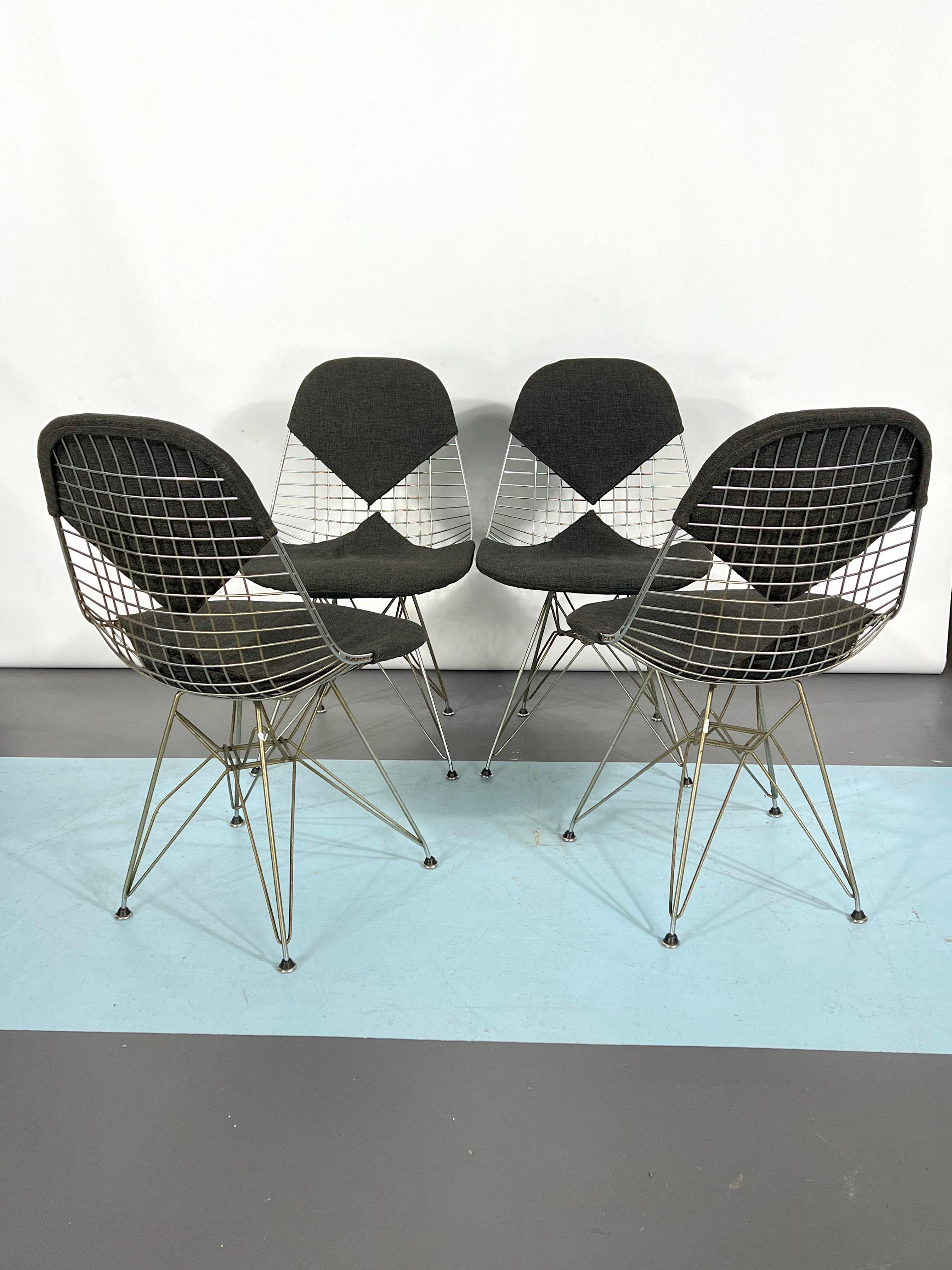 Ensemble de quatre chaises Bikini DKR de style mi-siècle moderne par Charles Eames en vente 1