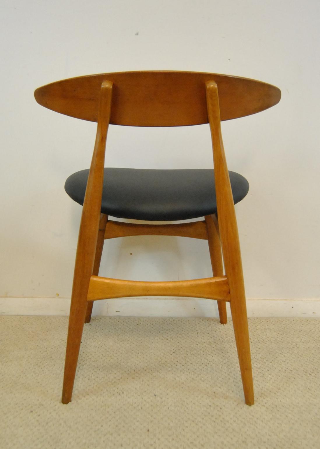 Mid-Century Modern Set of Four Hans Wegner Teak Dining Chairs, Model CH33 In Good Condition In Toledo, OH