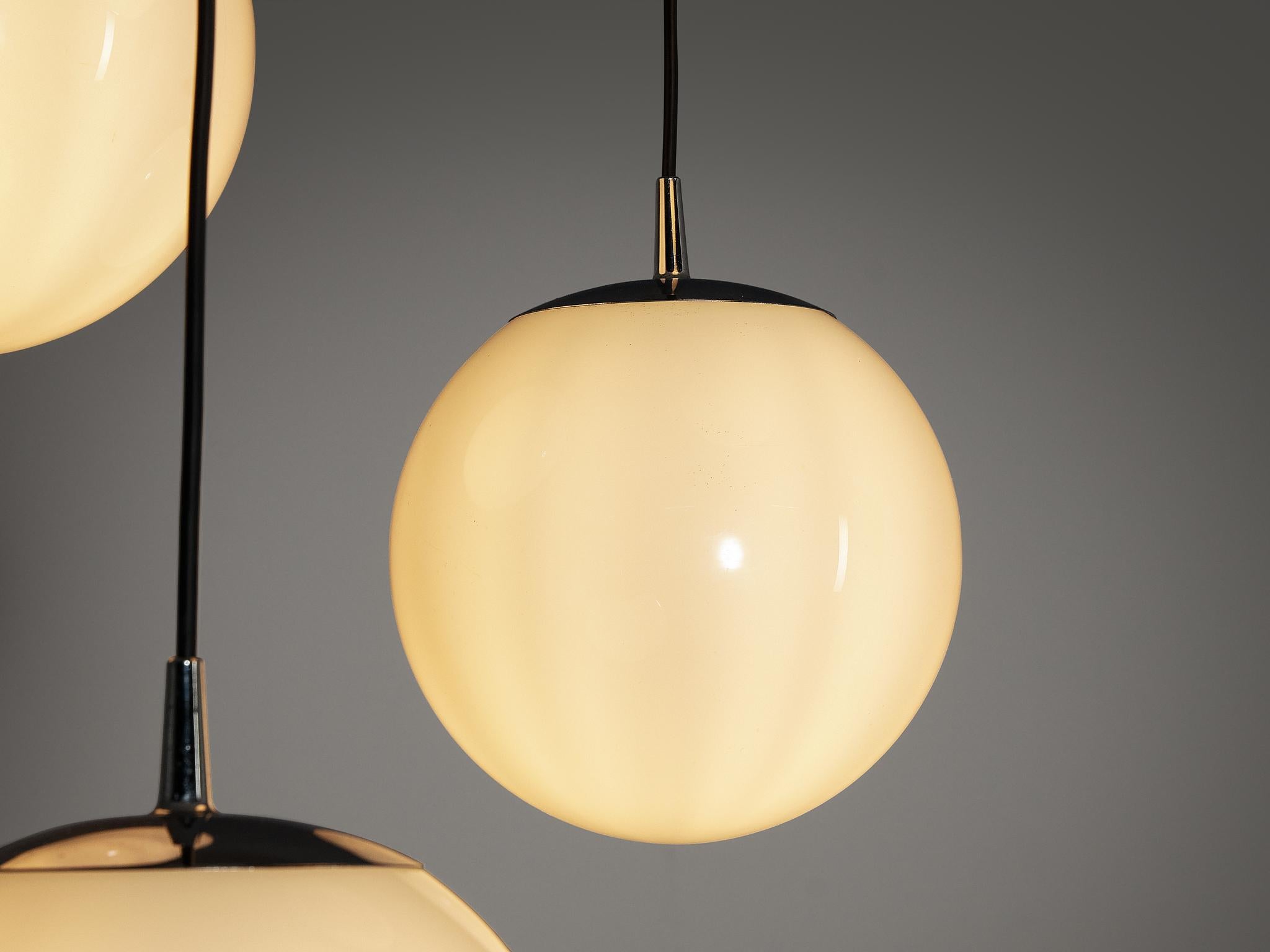 Mid-Century moderno Set di quattro pendenti di metà secolo con sfere di vetro bianco in vendita