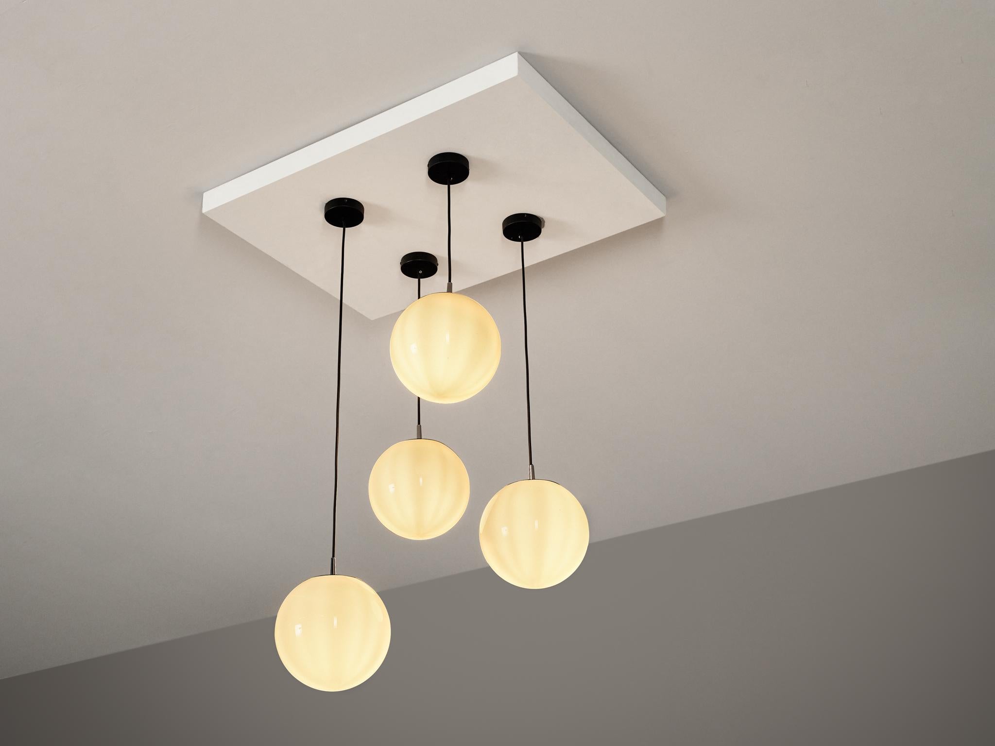 Set di quattro pendenti di metà secolo con sfere di vetro bianco In condizioni buone in vendita a Waalwijk, NL