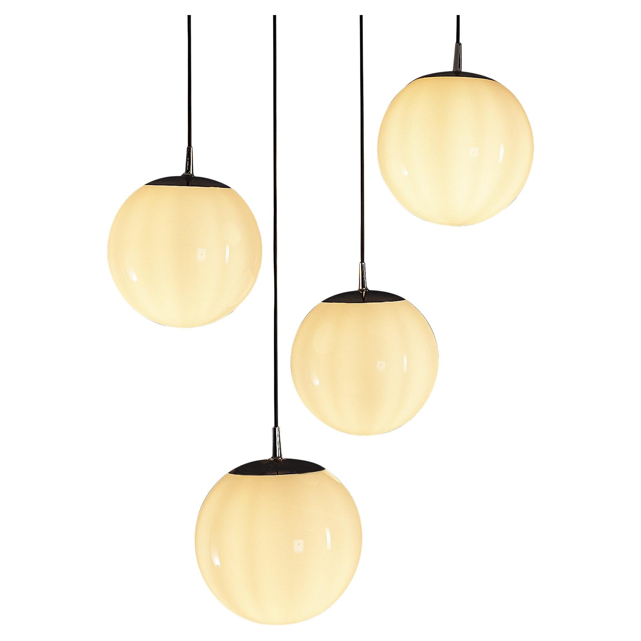 Mid-Century Modern Set aus vier Pendelleuchten mit weißen Glaskugeln