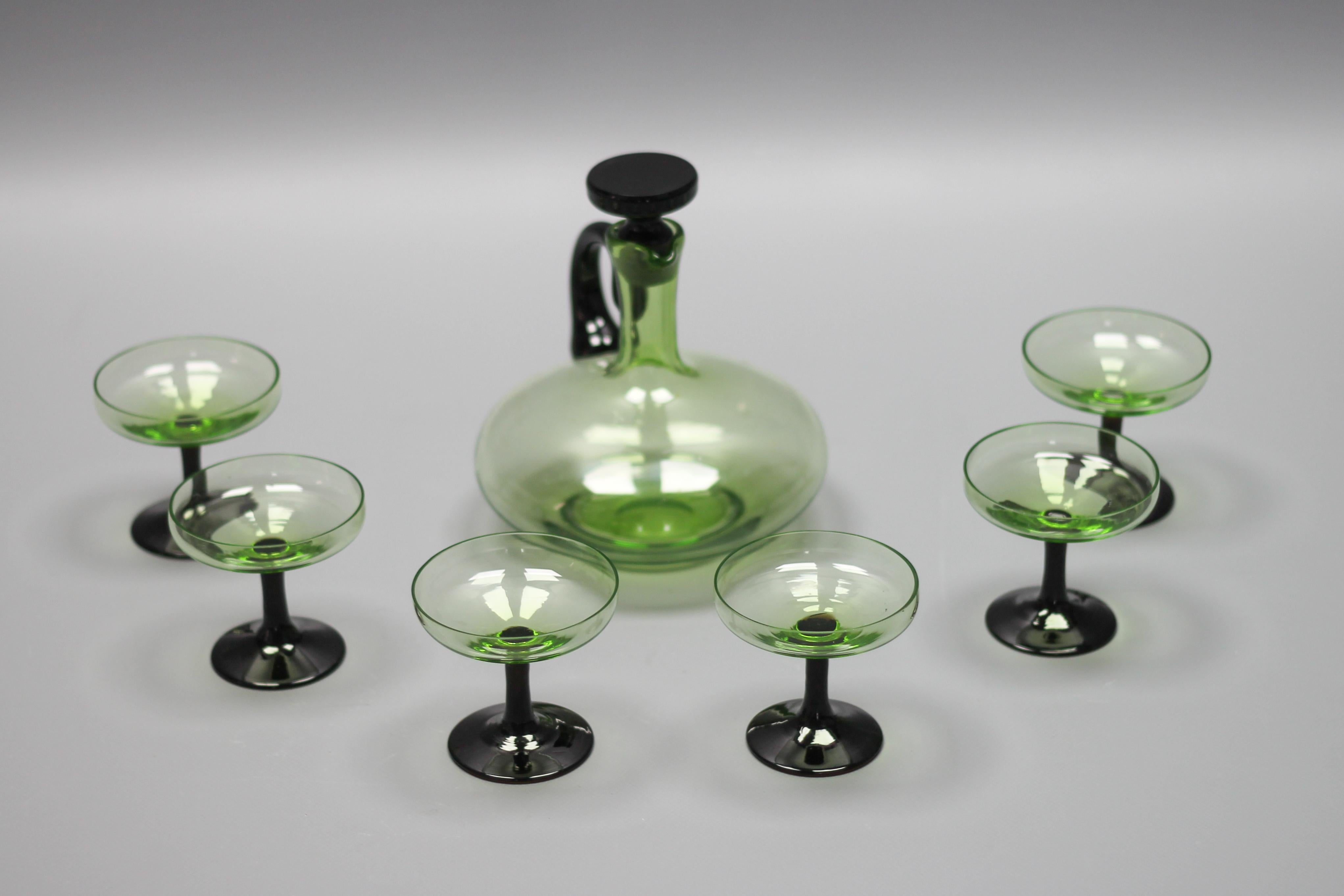 Mid-Century Modern Set of Green and Black Glass Decanter and Six Glasses For Sale 5