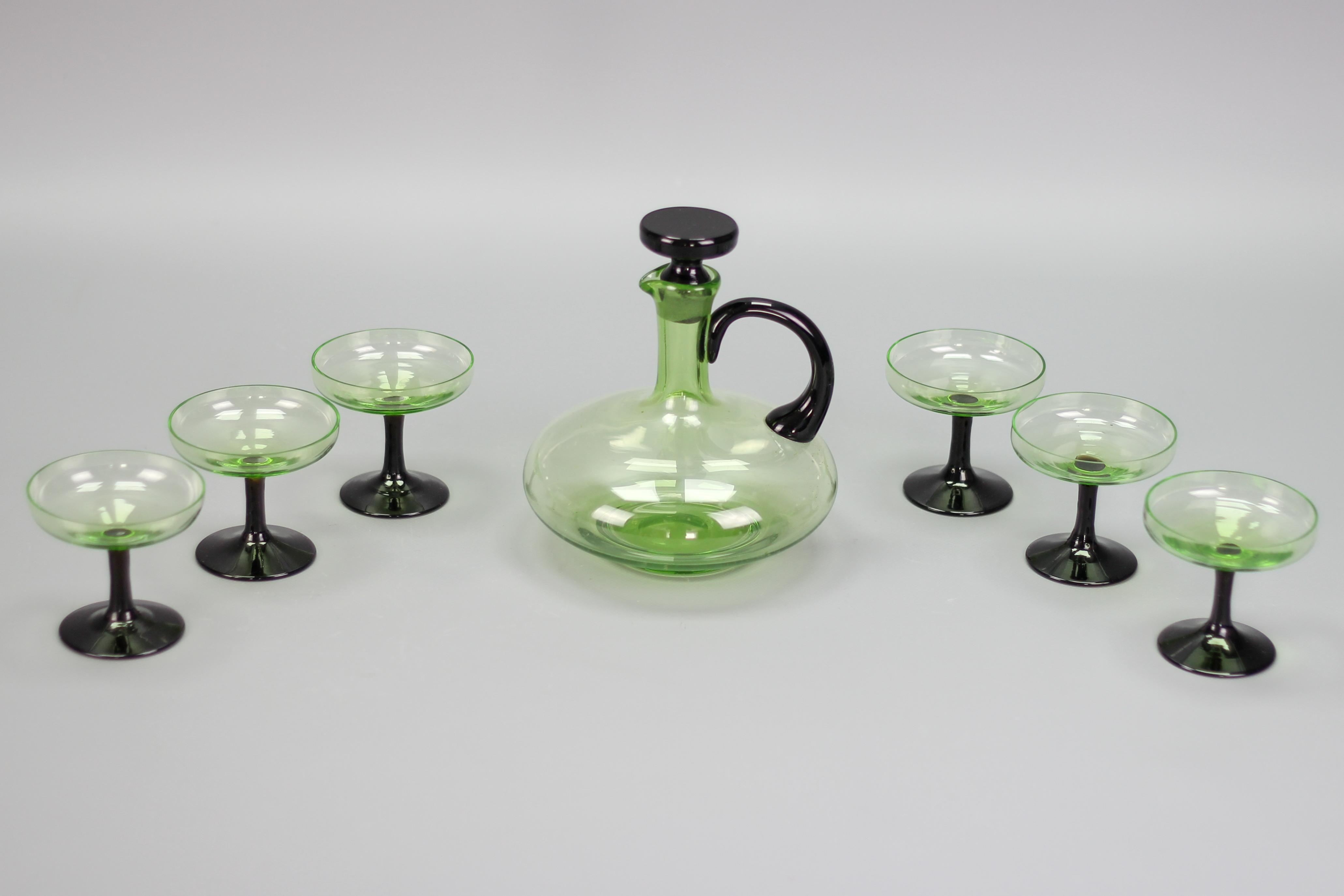 Mid-Century Modern Set of Green and Black Glass Decanter and Six Glasses For Sale 6