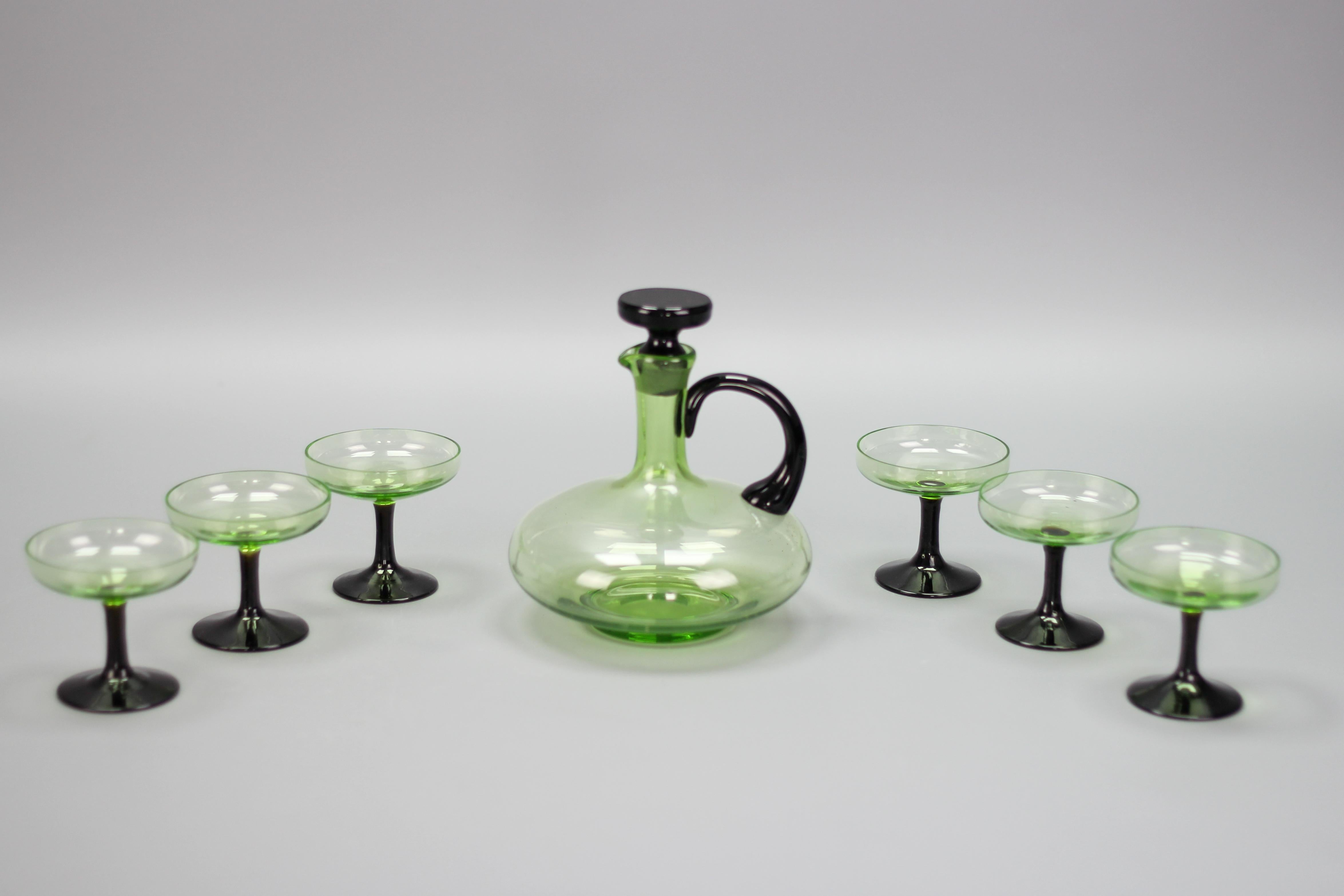 The Moderns Modernity Set of Green and Black Glass Decanter and Six Glasses (ensemble de six verres et d'une carafe en verre vert et noir) en vente 5
